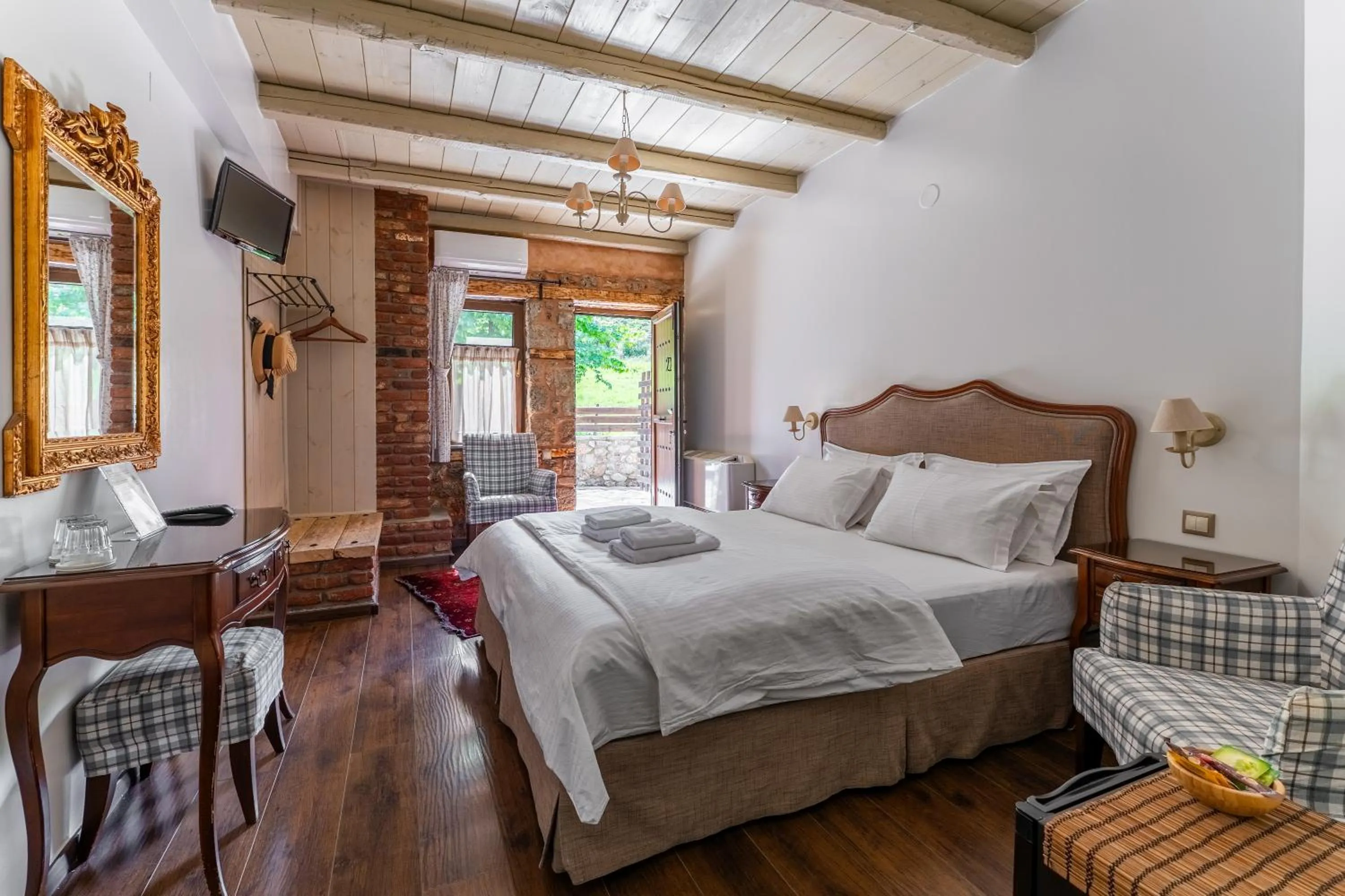 Photo of the whole room, Bed in Palio Litochoro The Countryside Lodge