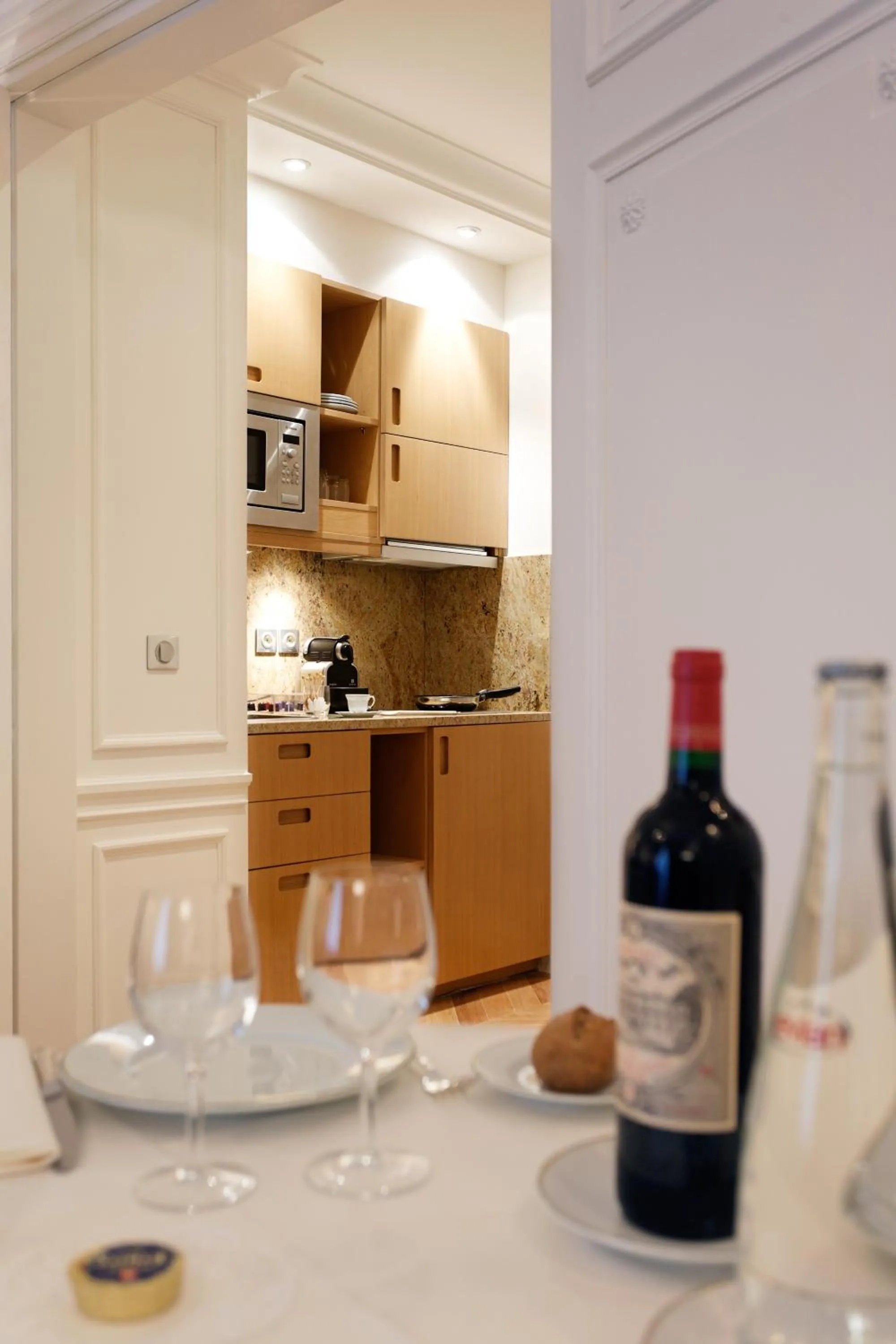 Kitchen or kitchenette in Majestic Apartments Champs Elysées