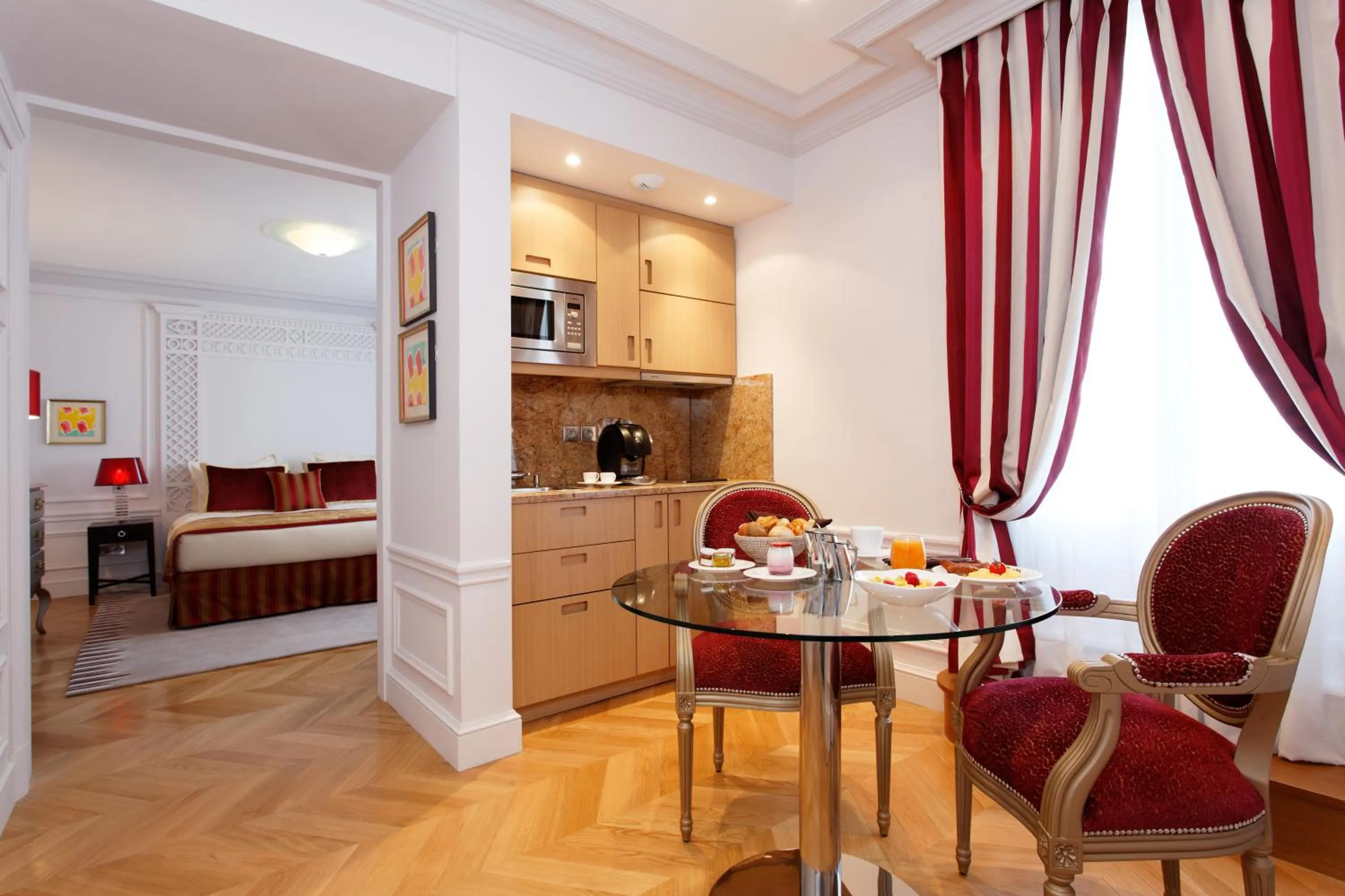 Kitchen or kitchenette, Bed in Majestic Apartments Champs Elysées