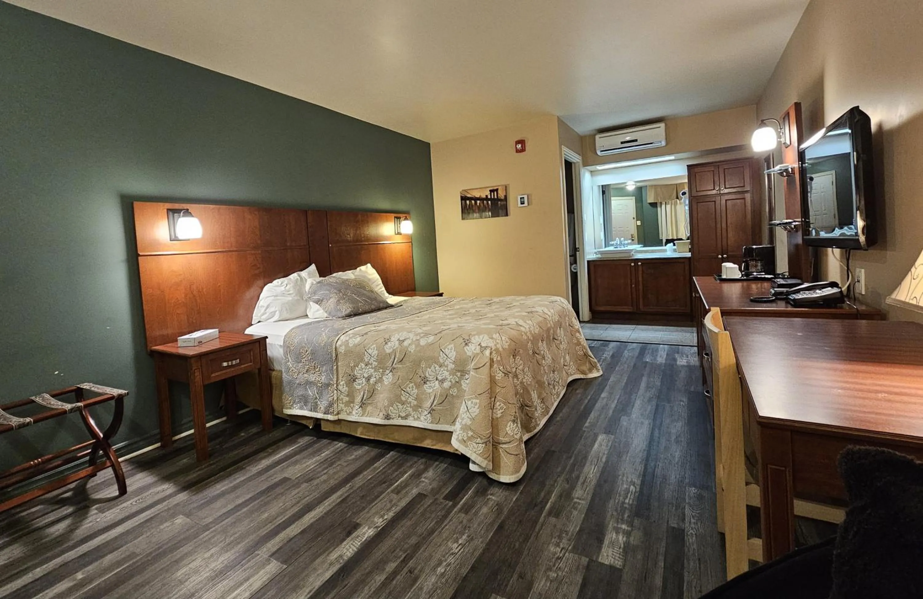 Bed in Hotel-Motel Drummond