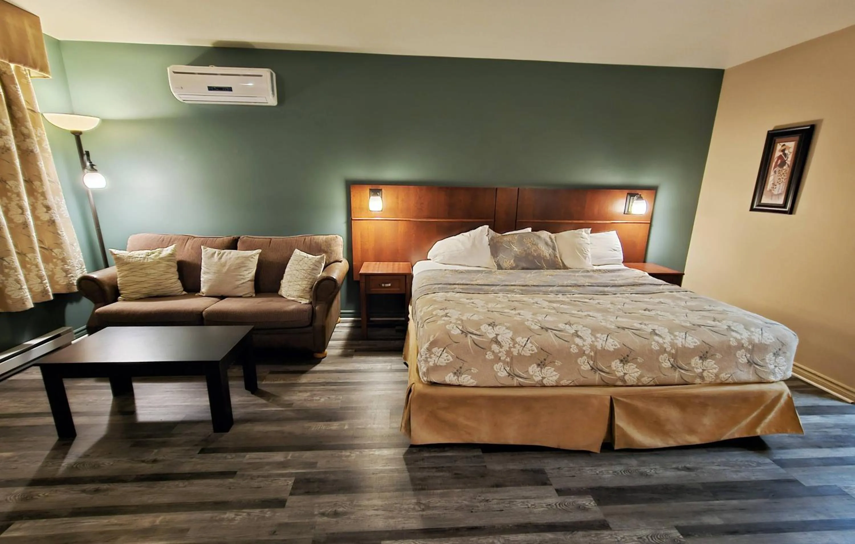 Bed in Hotel-Motel Drummond