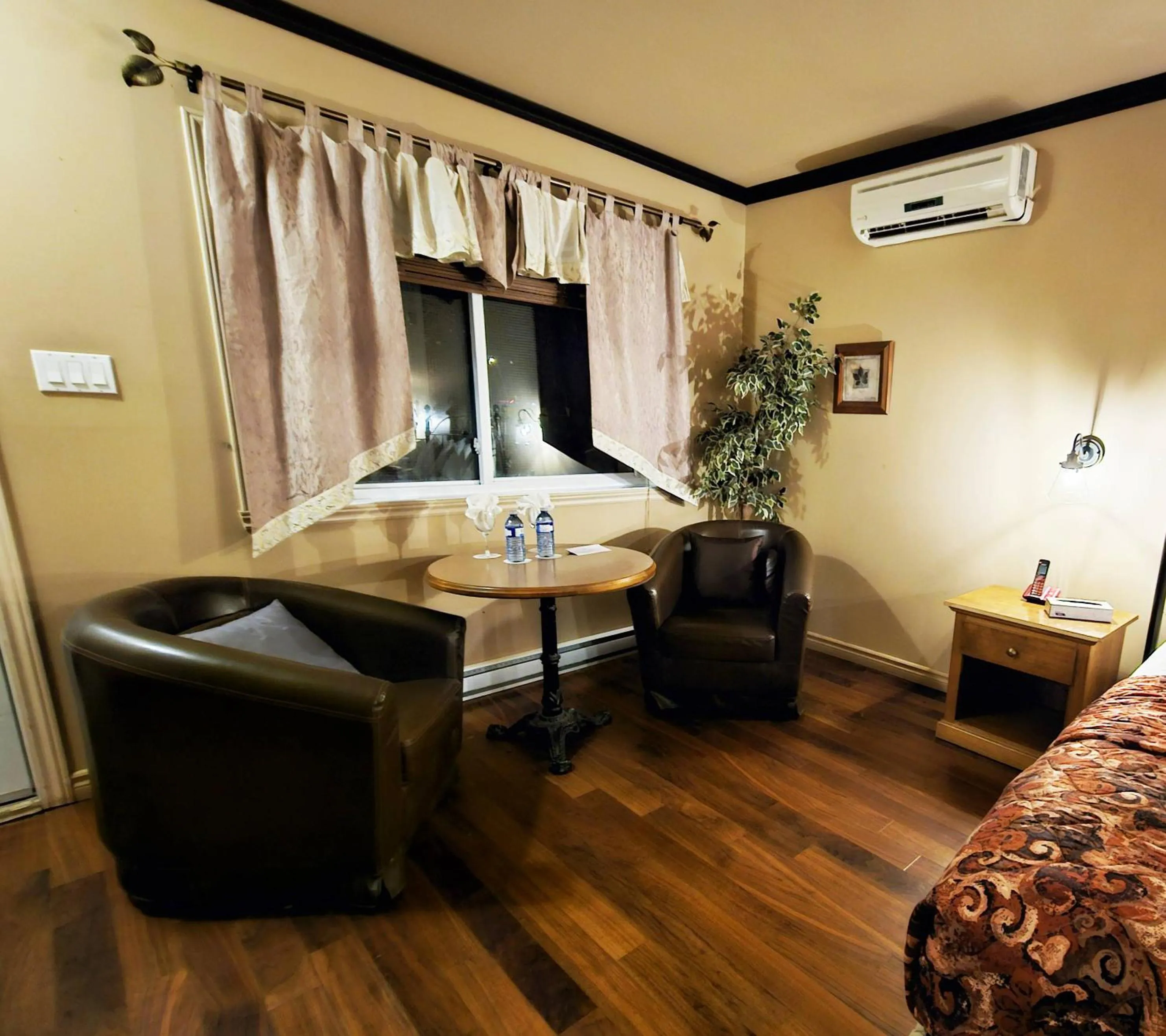 Bed in Hotel-Motel Drummond