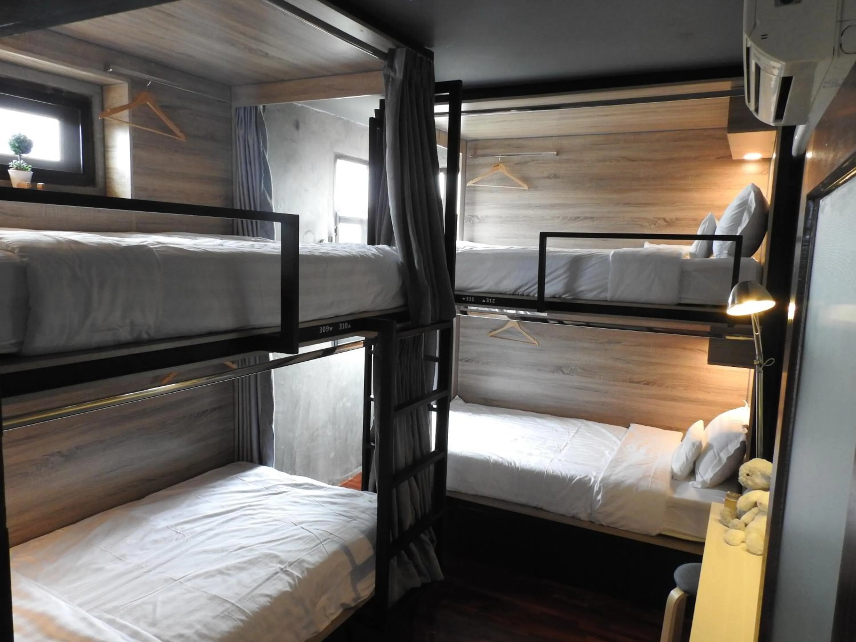 Bed in To Bed Poshtel