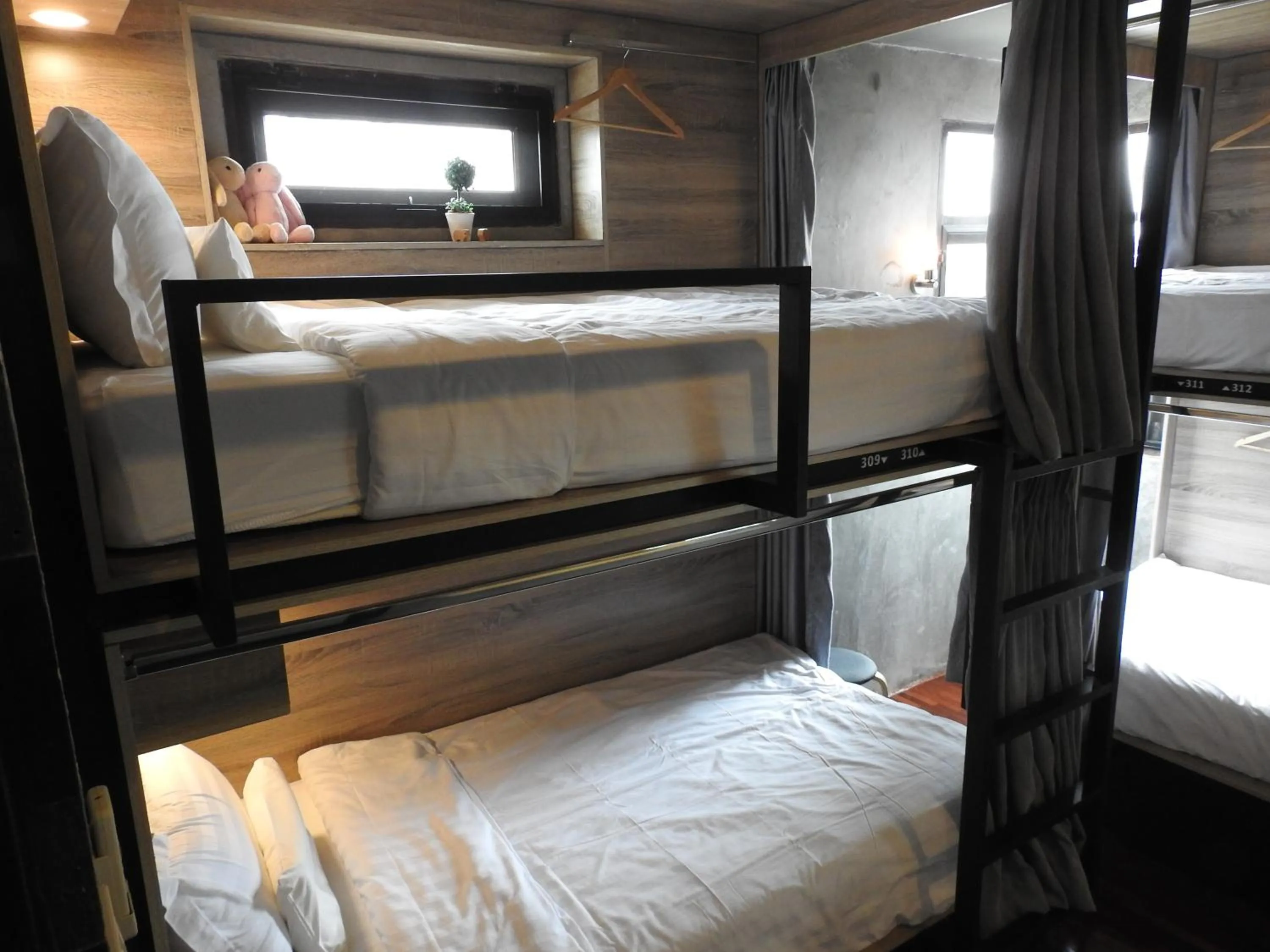 bunk bed, Bed in To Bed Poshtel