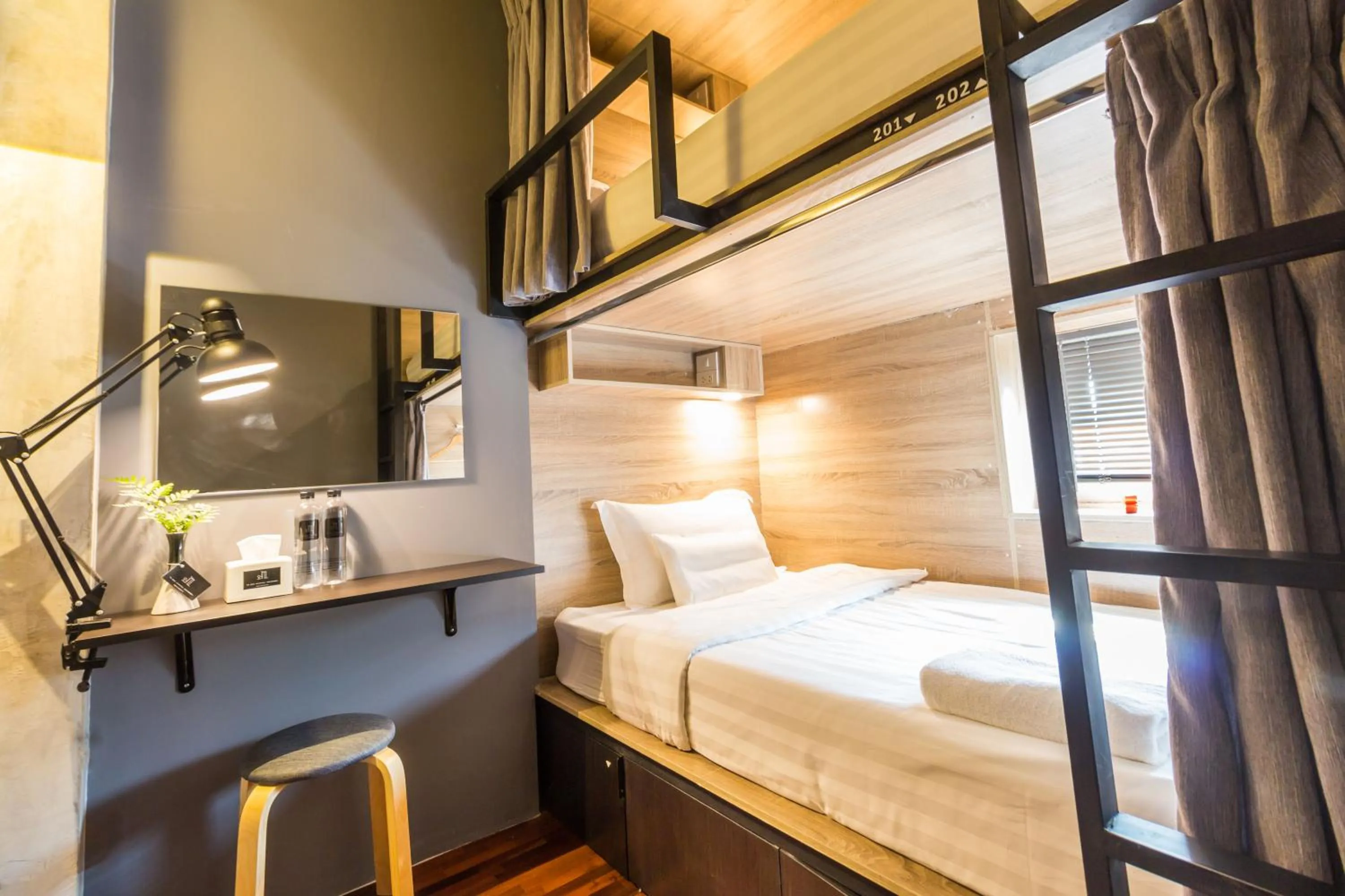 Bed in To Bed Poshtel