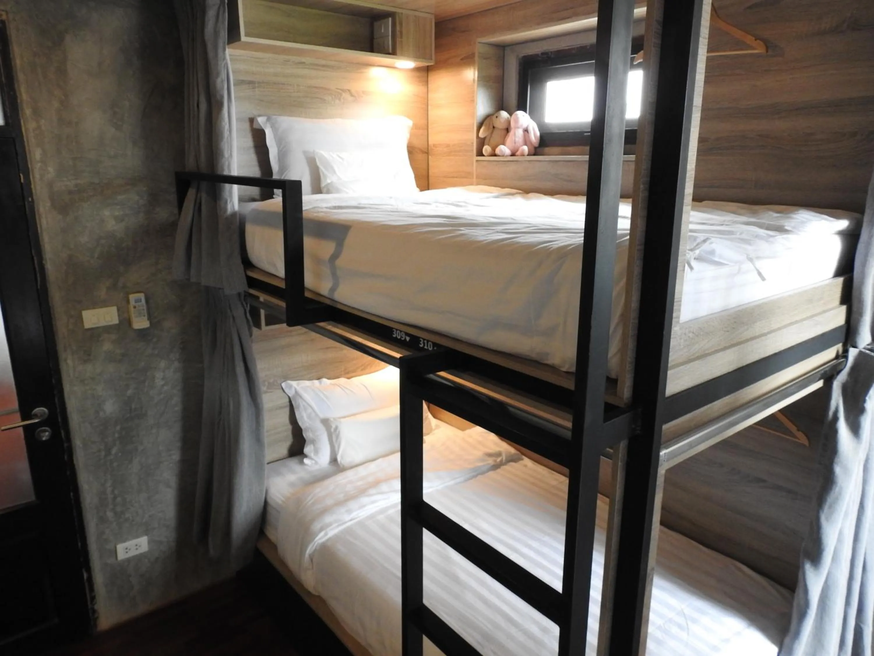 Bedroom, Bed in To Bed Poshtel