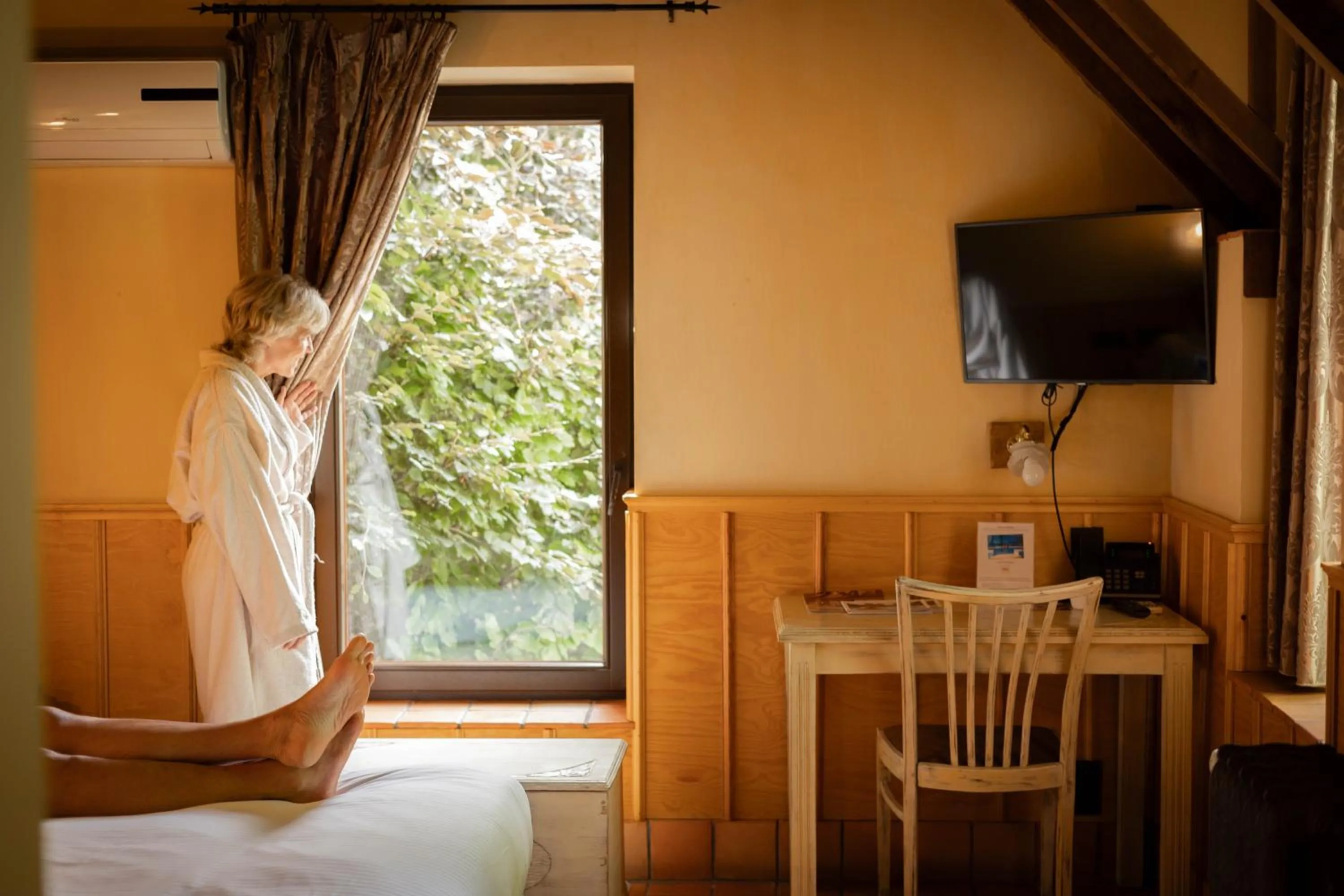 View (from property/room), Bed in Thermae Boetfort Hotel