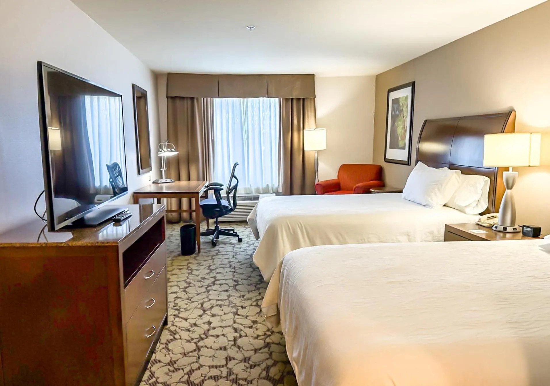 Photo of the whole room, Bed in Hilton Garden Inn Gilroy