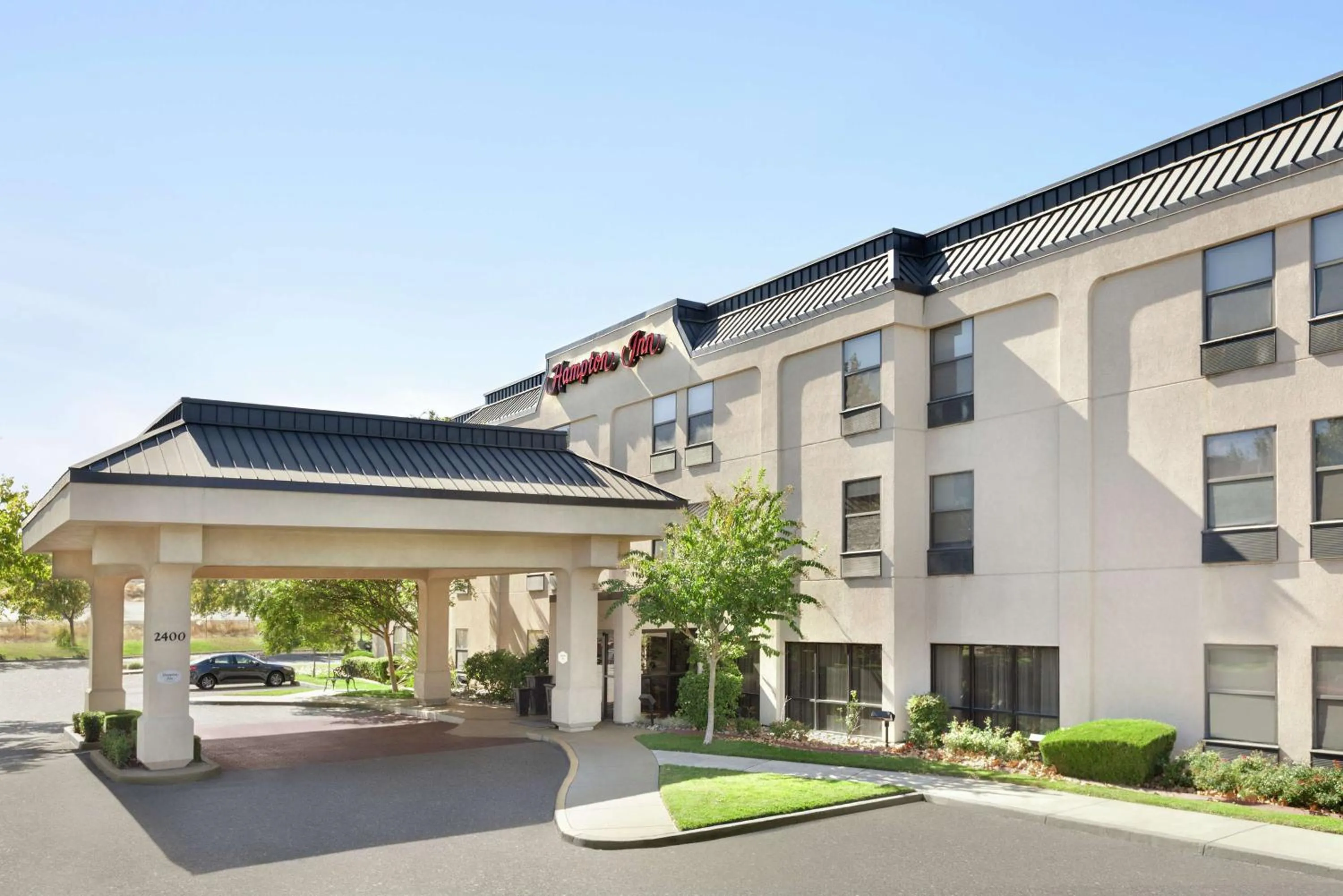 Property building in Hampton Inn Tracy