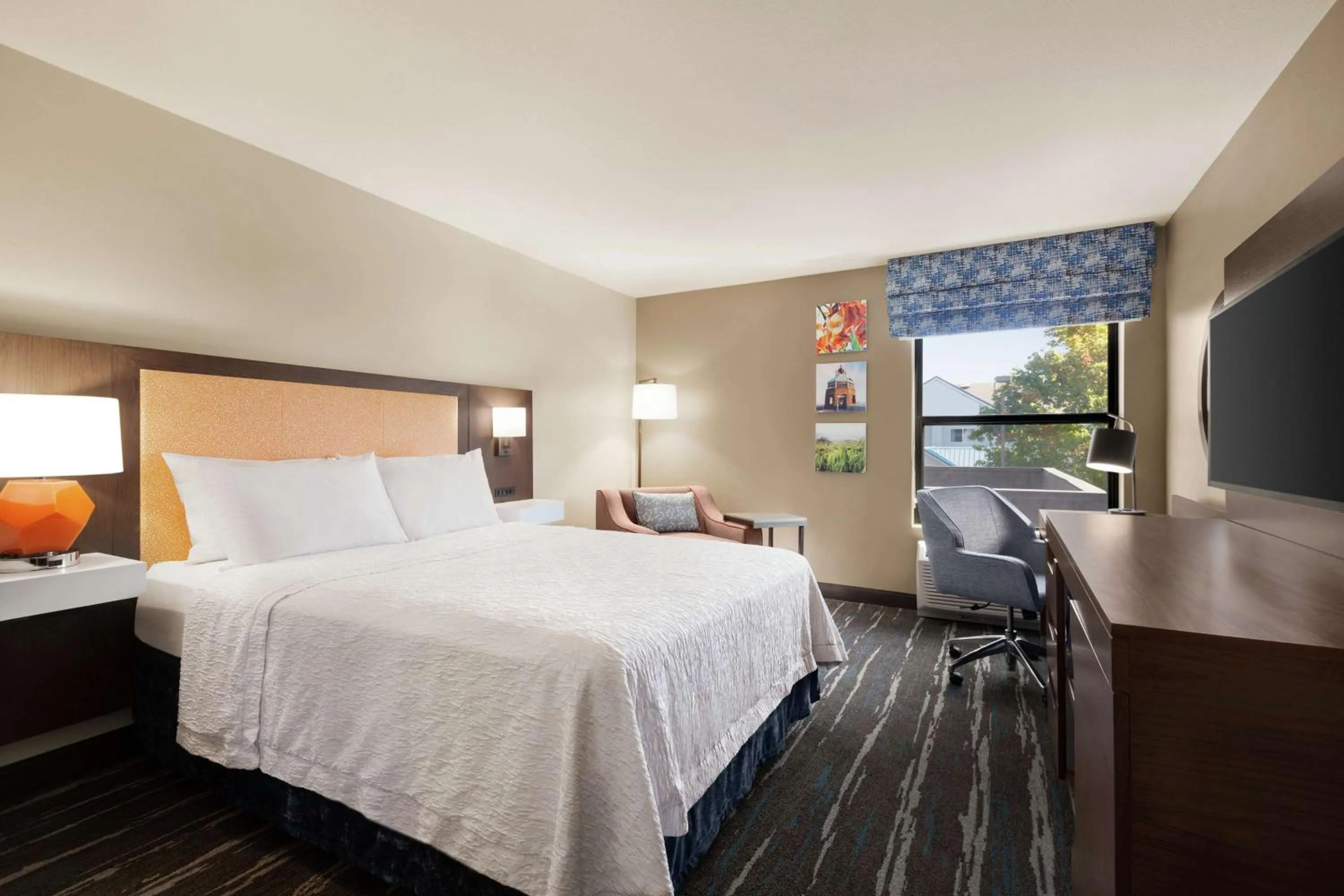 Bedroom, Bed in Hampton Inn Tracy