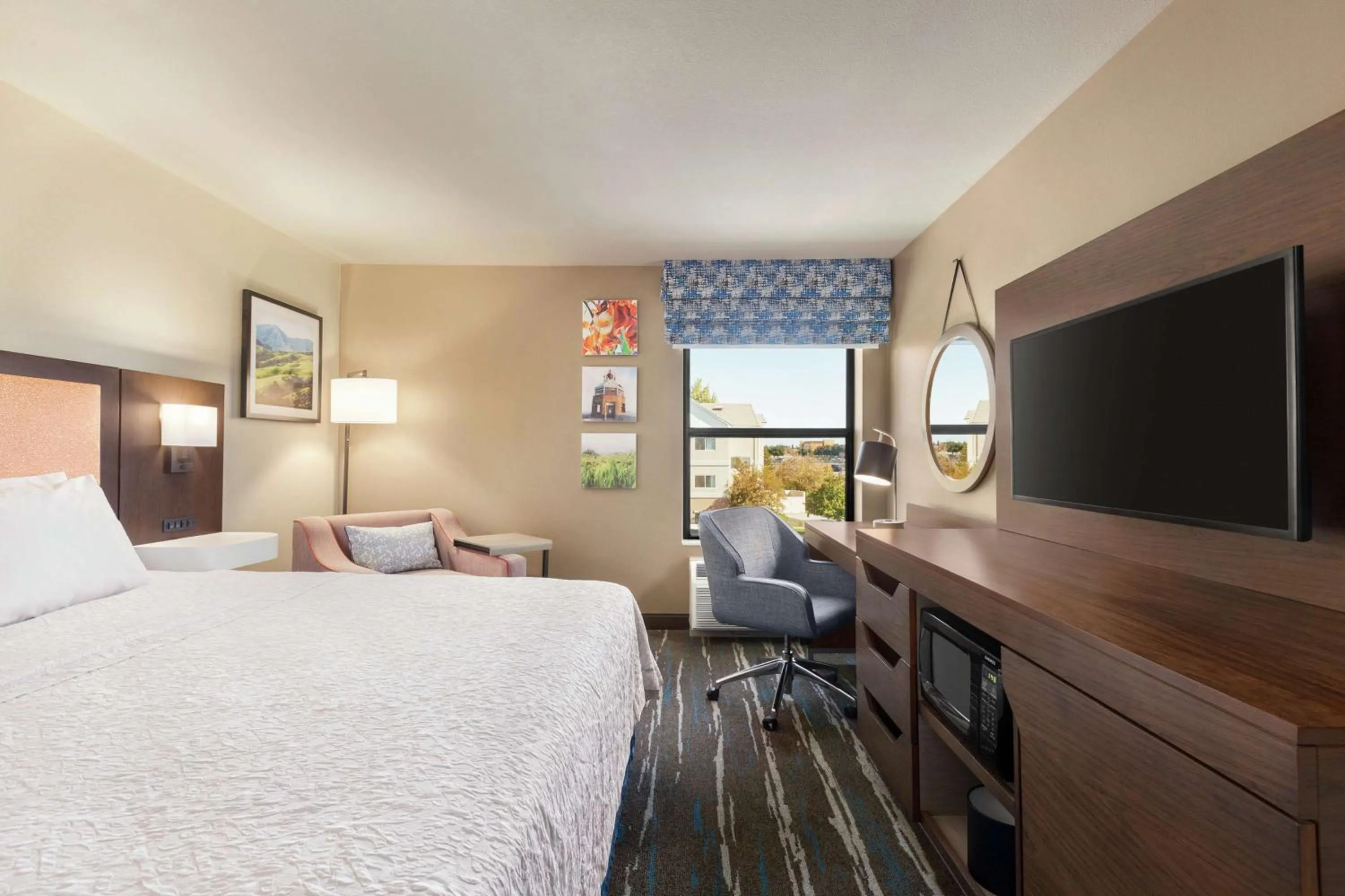 Bedroom, Bed in Hampton Inn Tracy