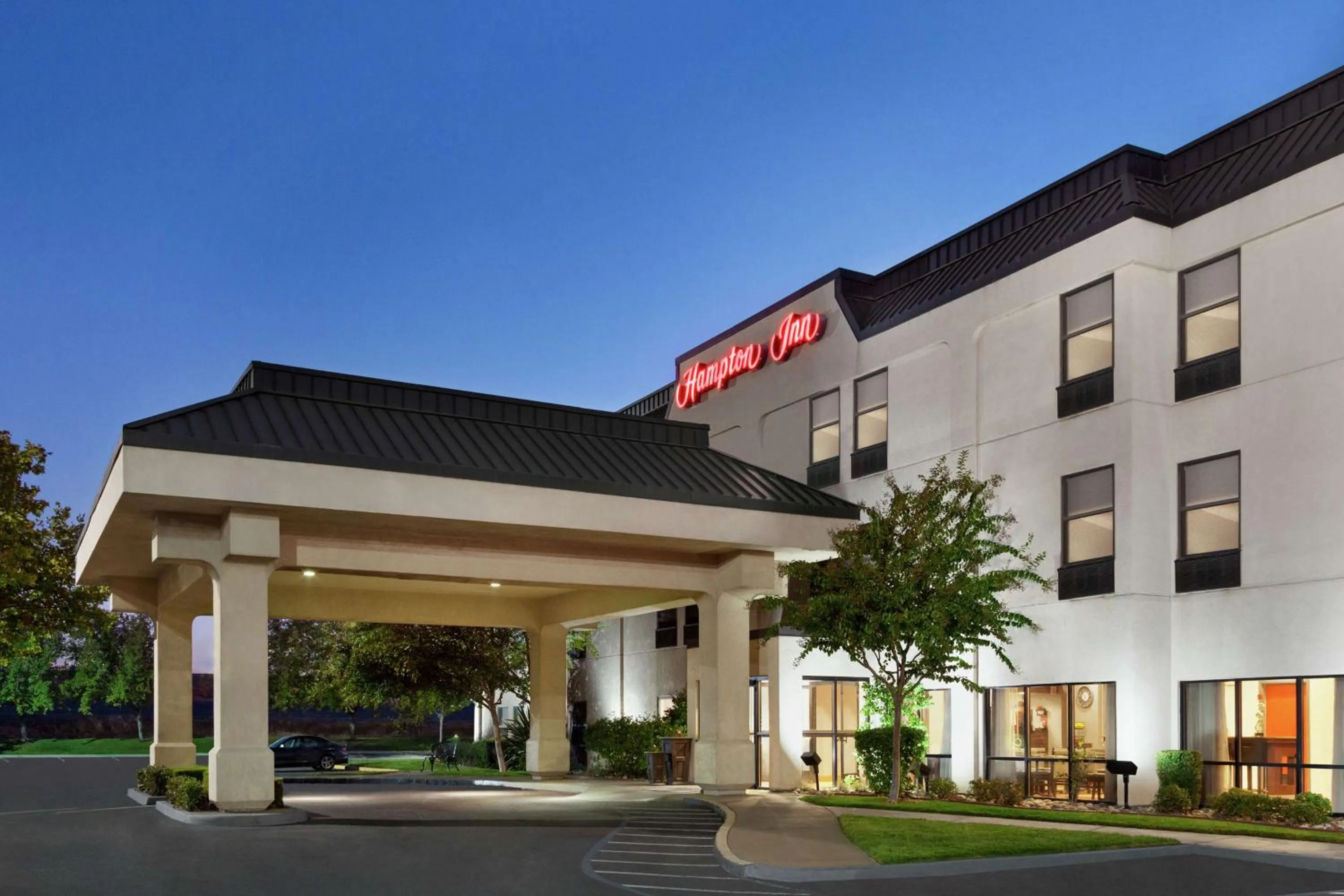 Property building in Hampton Inn Tracy