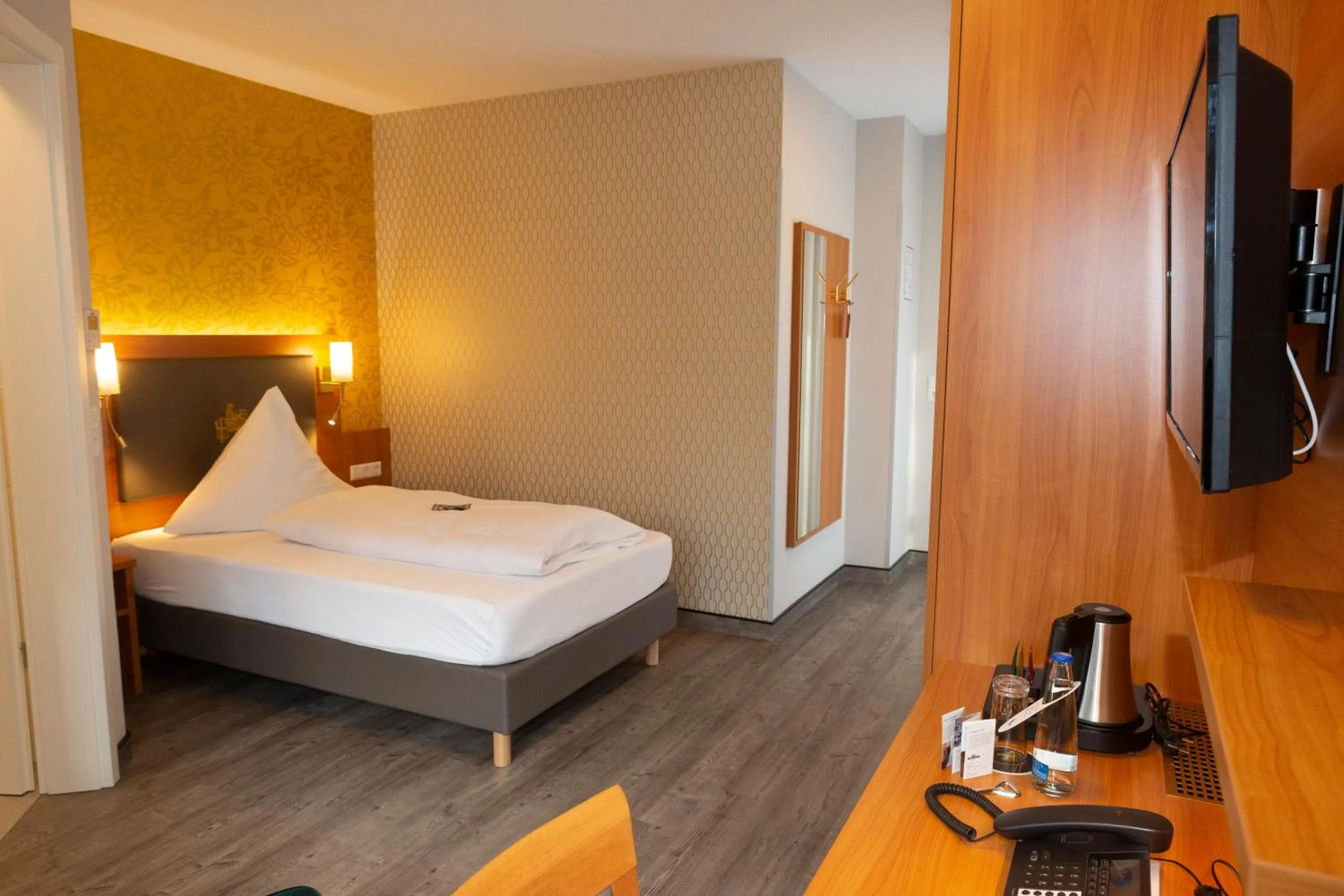 Photo of the whole room, Bed in Hotel Alexa