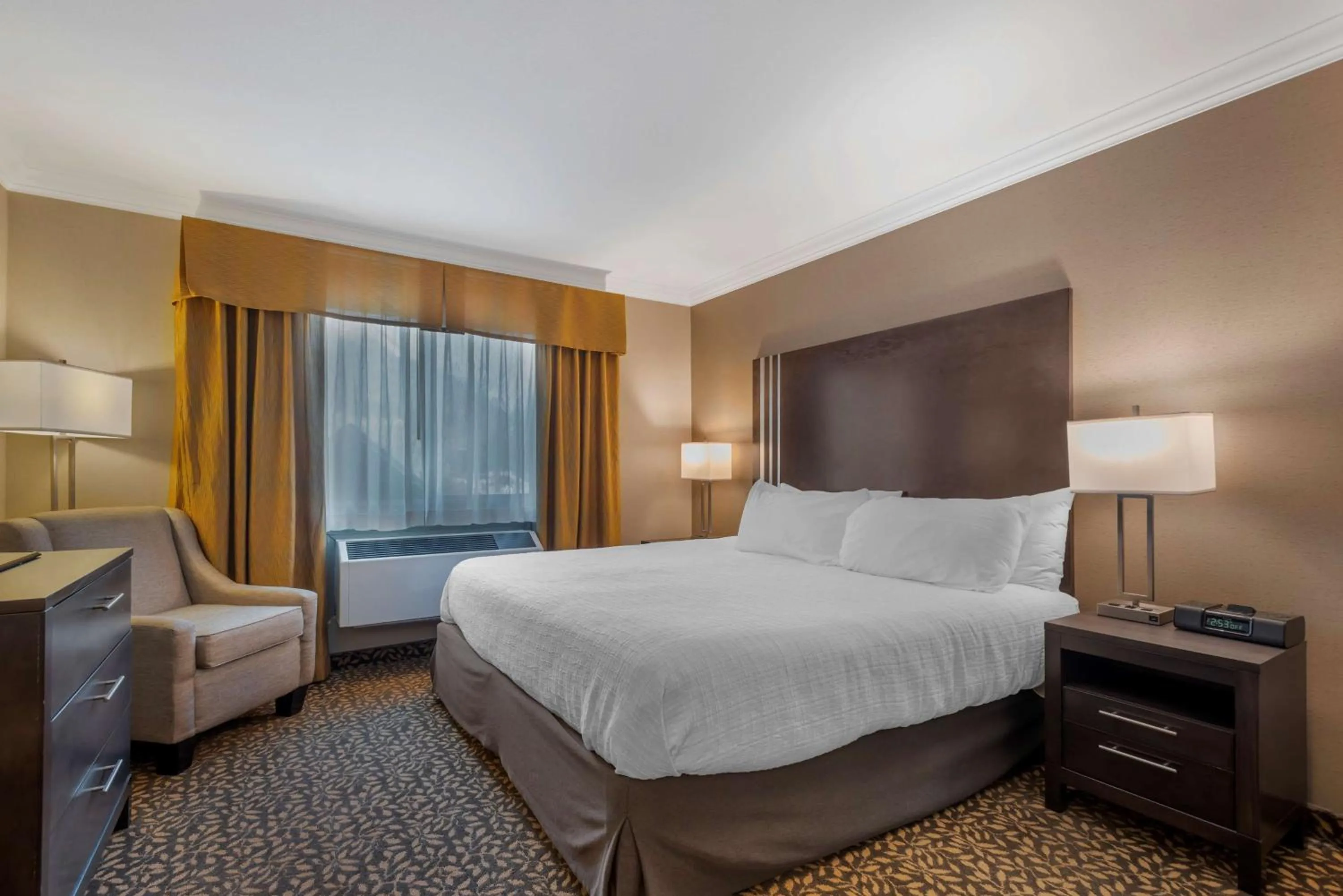 Bedroom, Bed in Best Western Plus Fernie Mountain Lodge