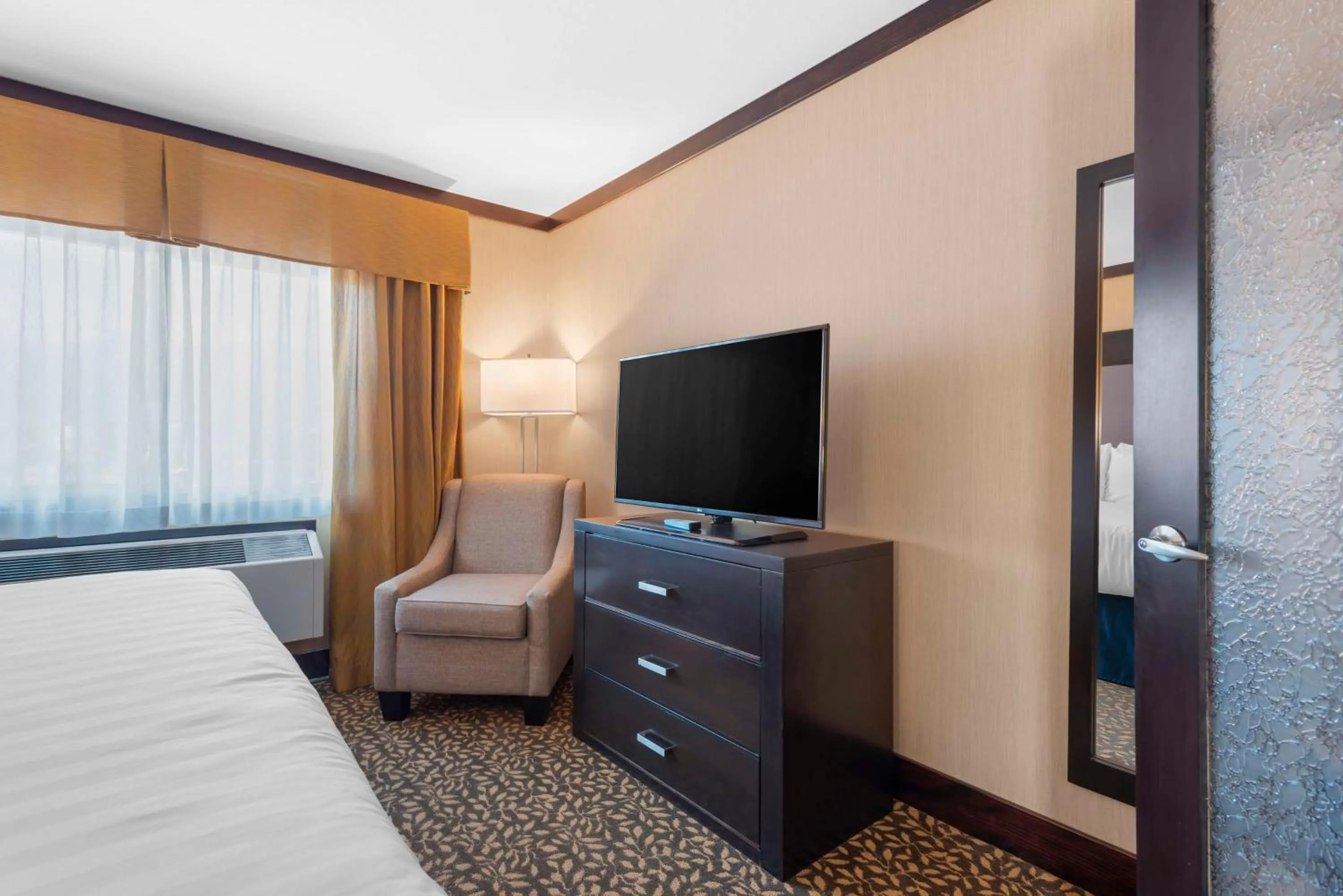 Bedroom, Bed in Best Western Plus Fernie Mountain Lodge