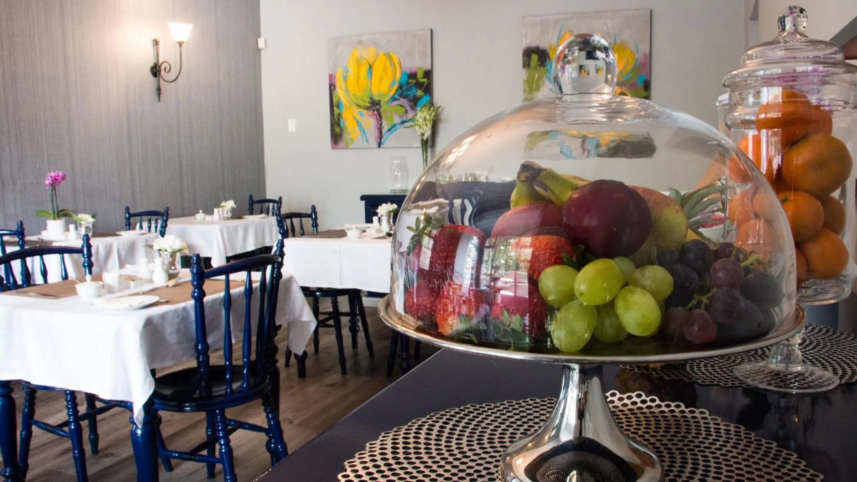 Continental breakfast in McAllisters on 8th