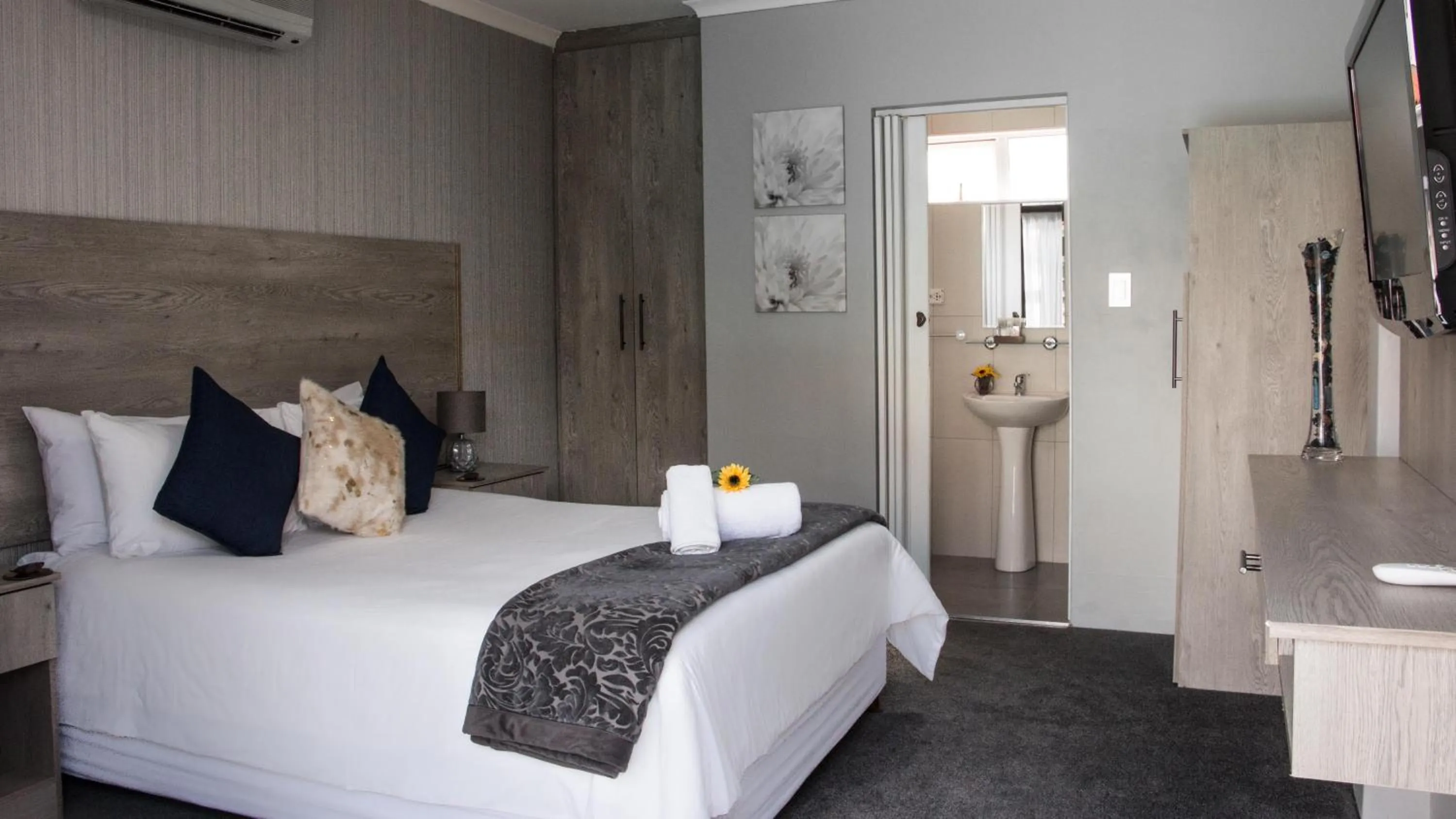 Bedroom, Bed in McAllisters on 8th