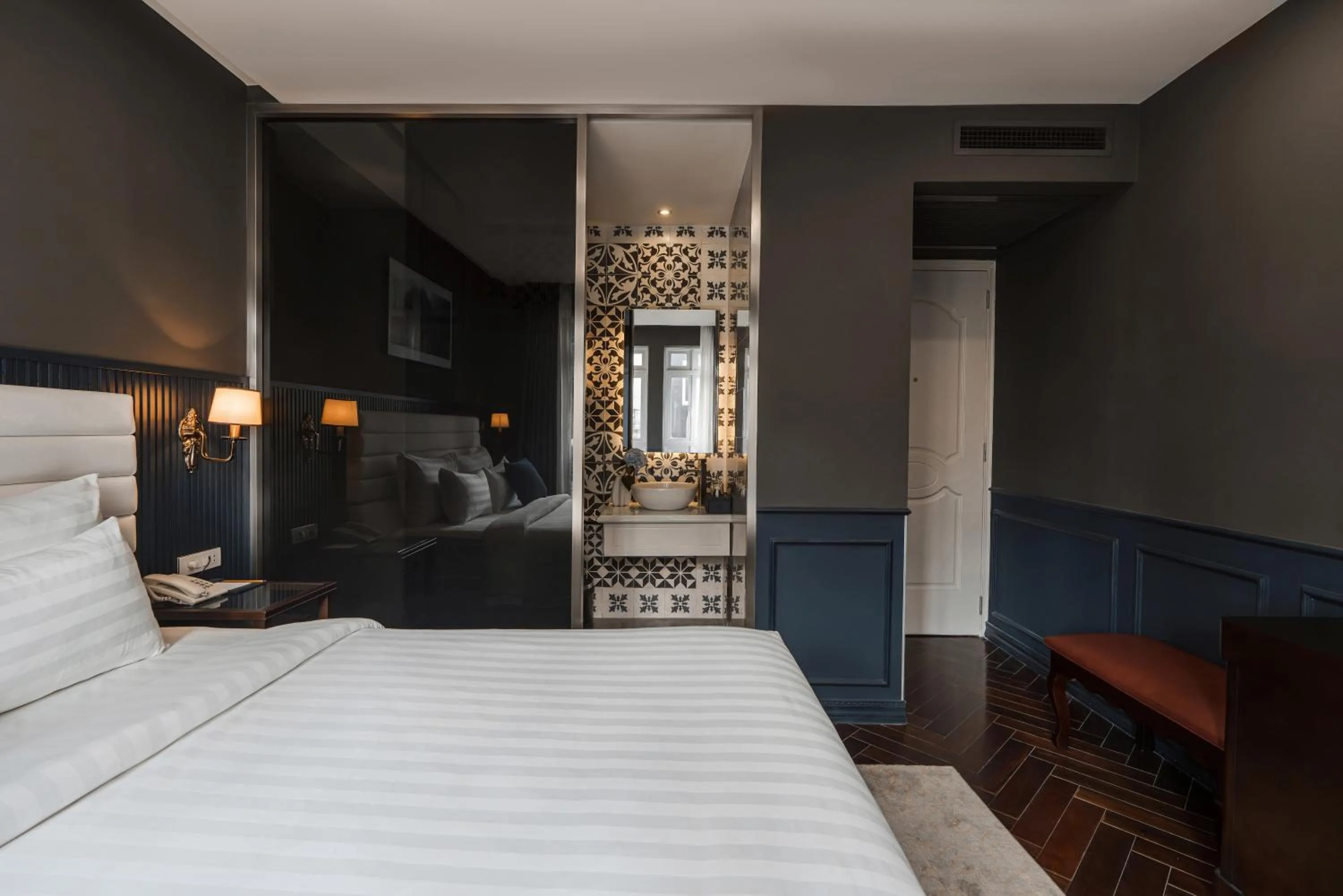 Photo of the whole room, Bed in Kin Hotel Đông Du