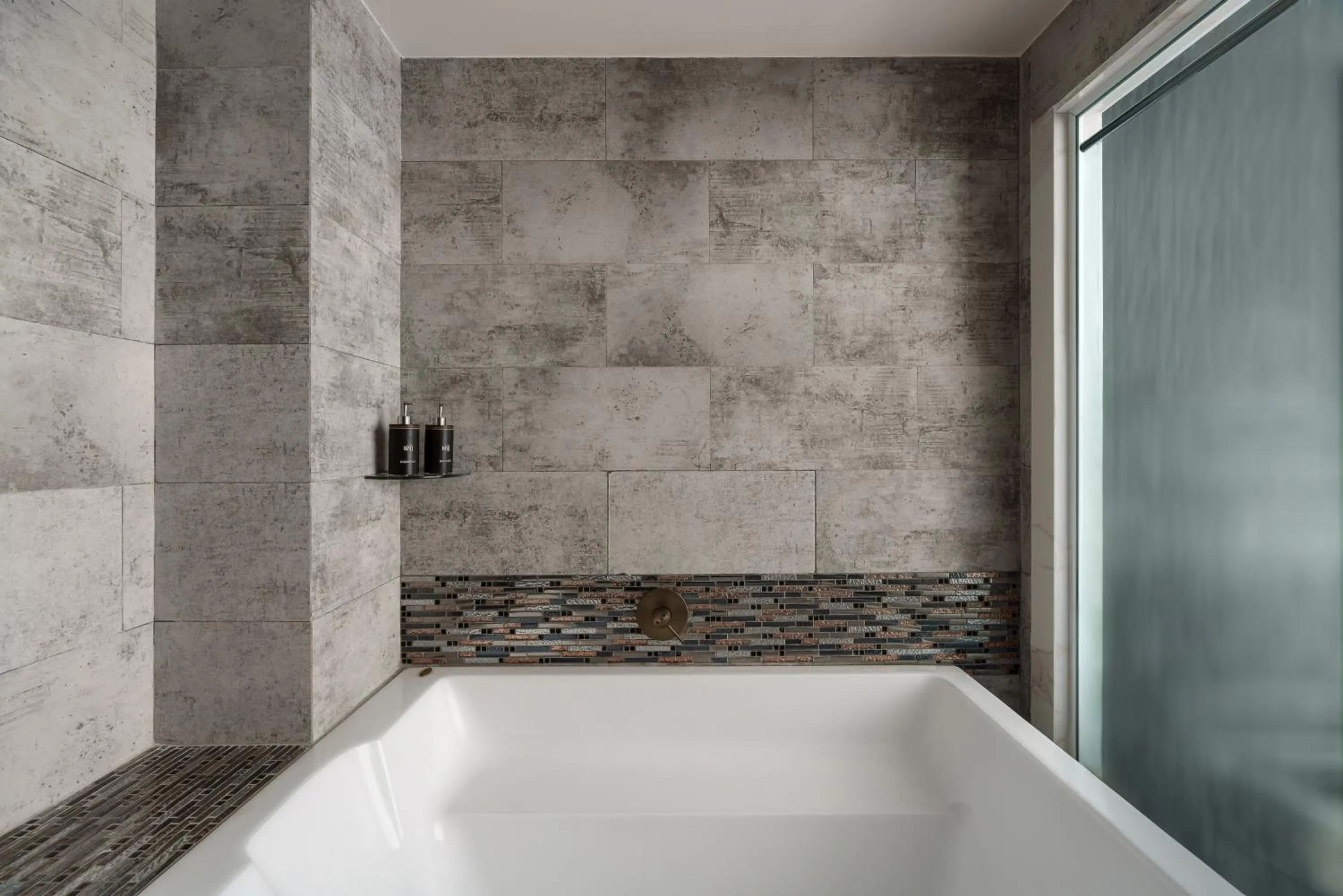 Bath in Kin Hotel Đông Du