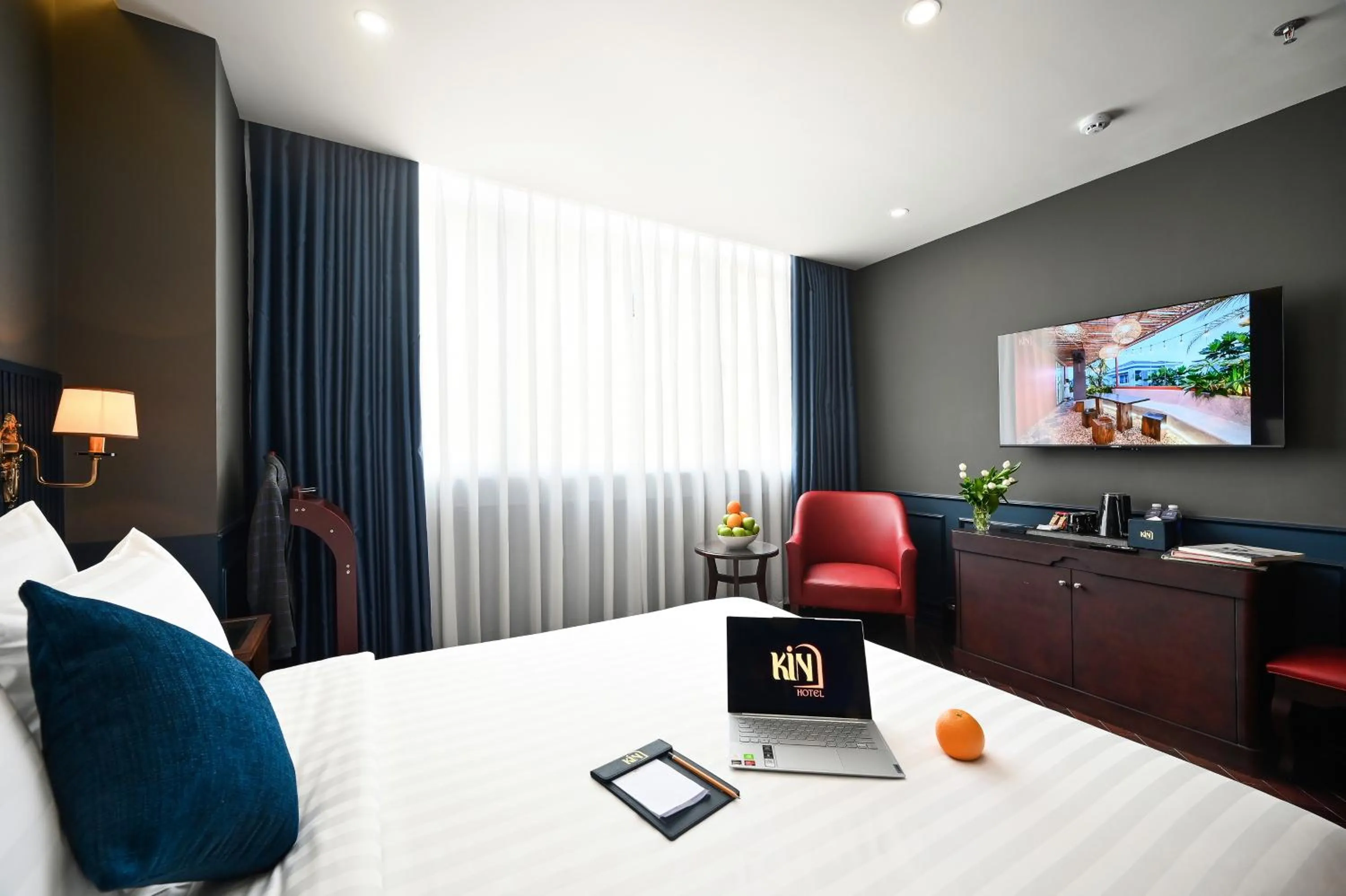 Communal lounge/ TV room, Bed in Me Gustas Central Hotel