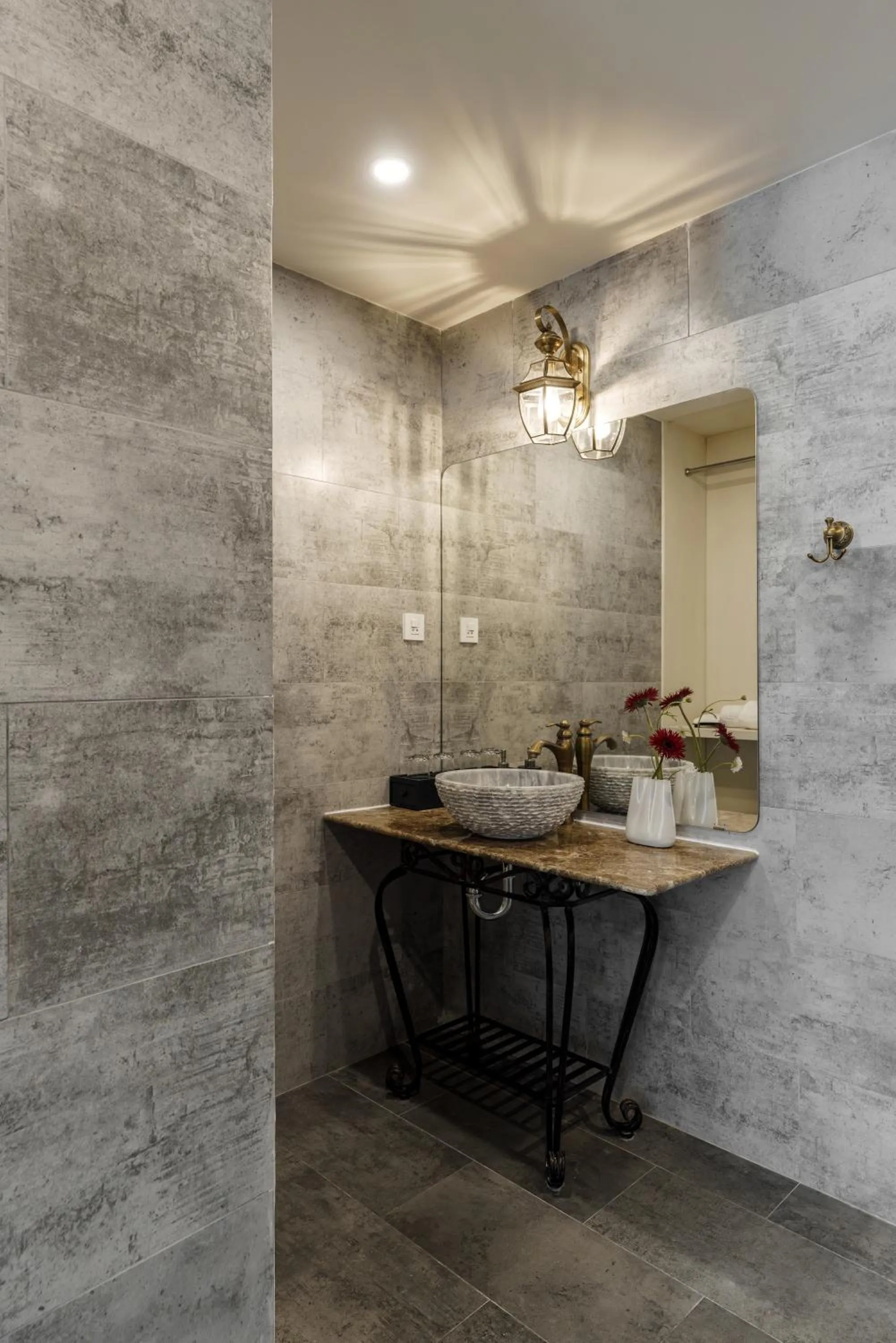 Bathroom in Kin Hotel Đông Du