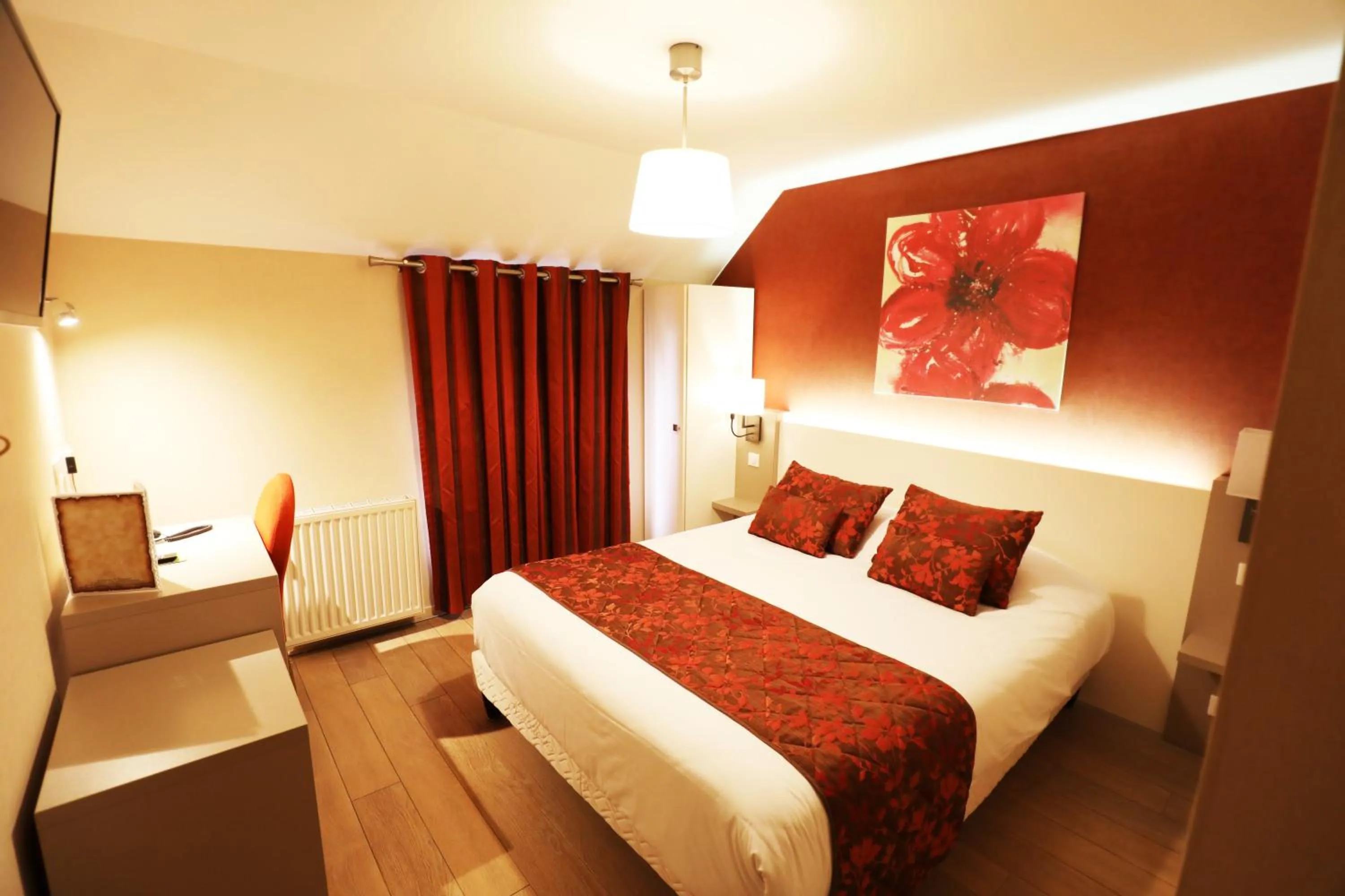 Photo of the whole room, Bed in Logis Le Bourguignon