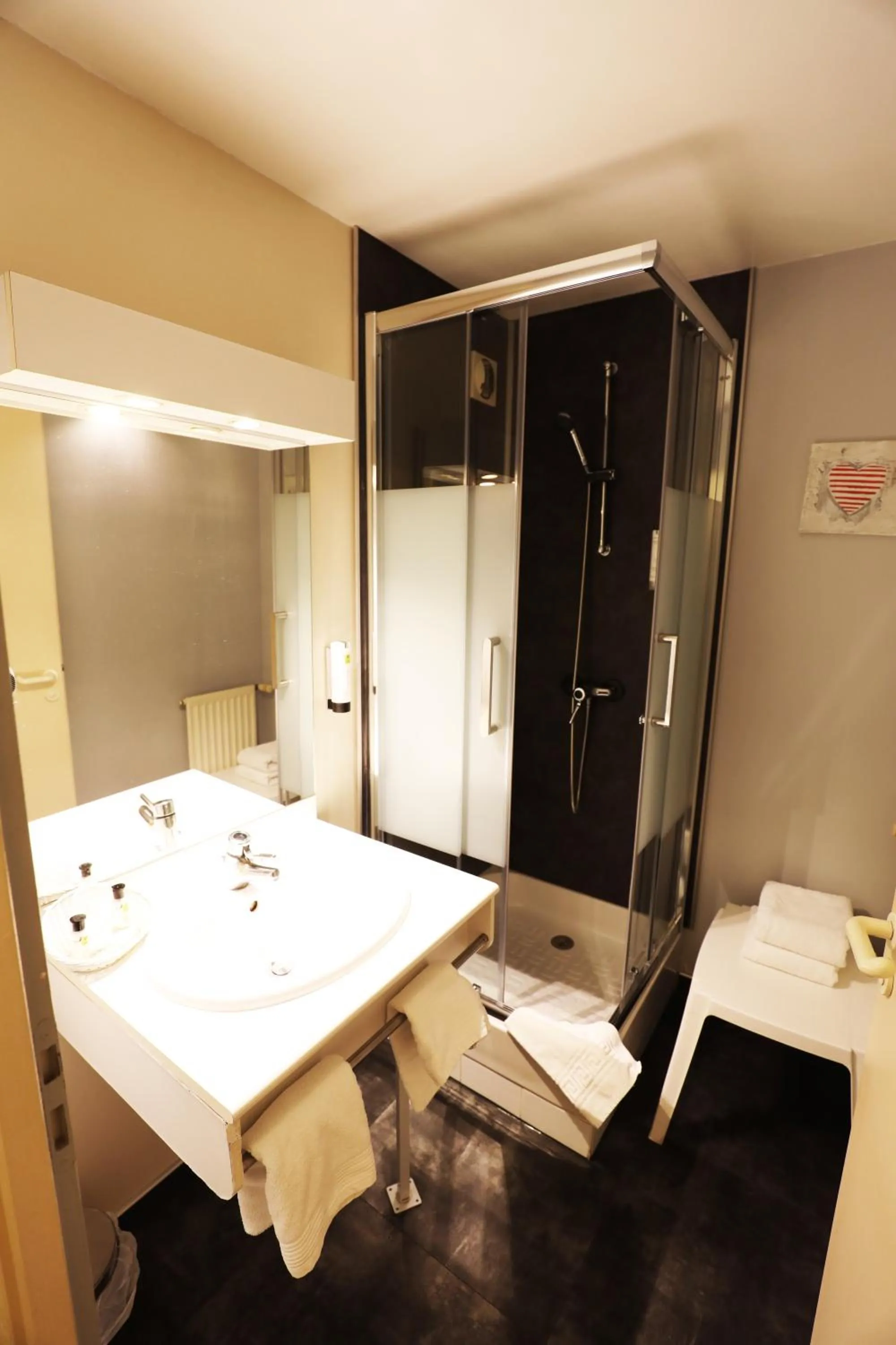 Shower in Logis Le Bourguignon