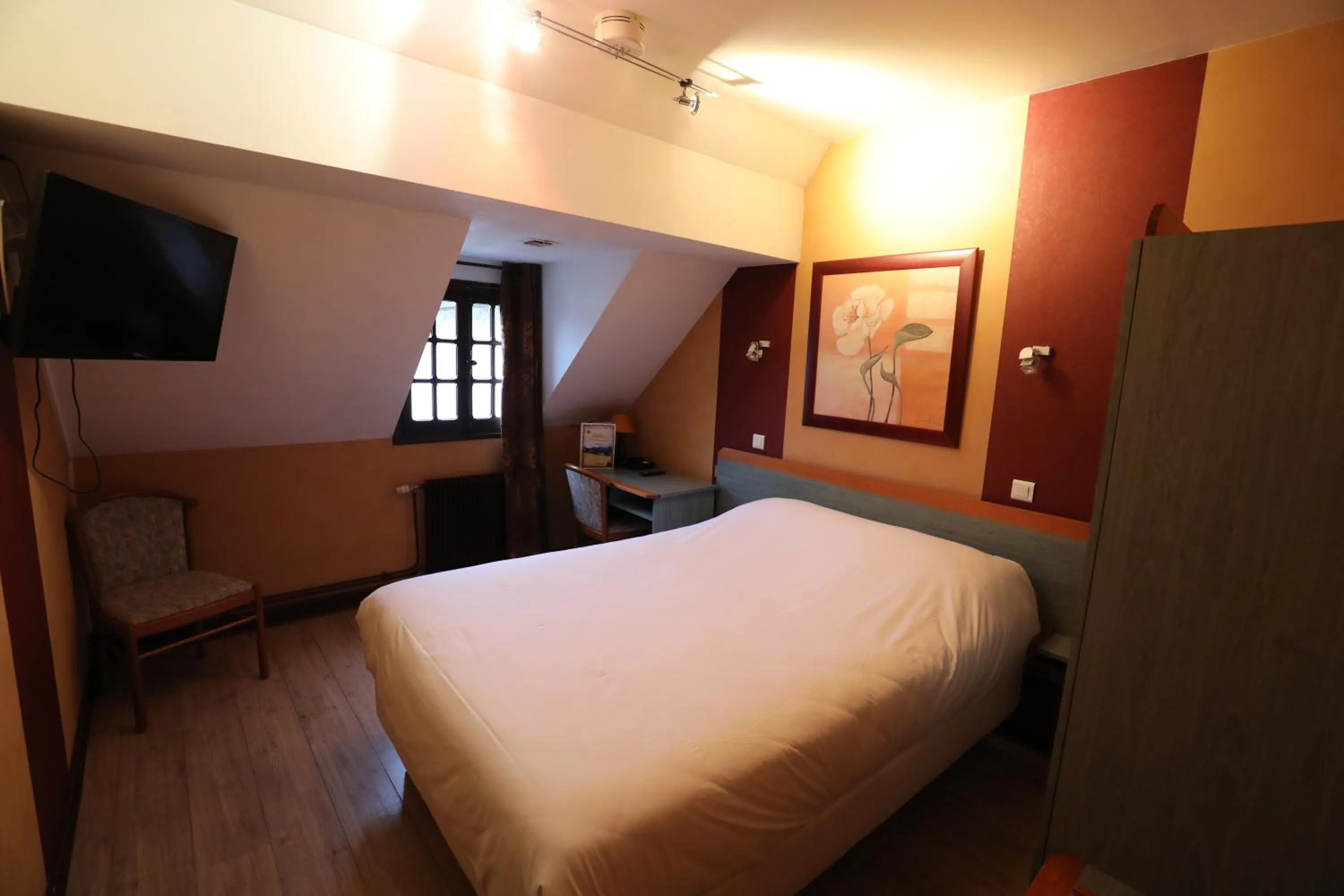 Photo of the whole room, Bed in Logis Le Bourguignon