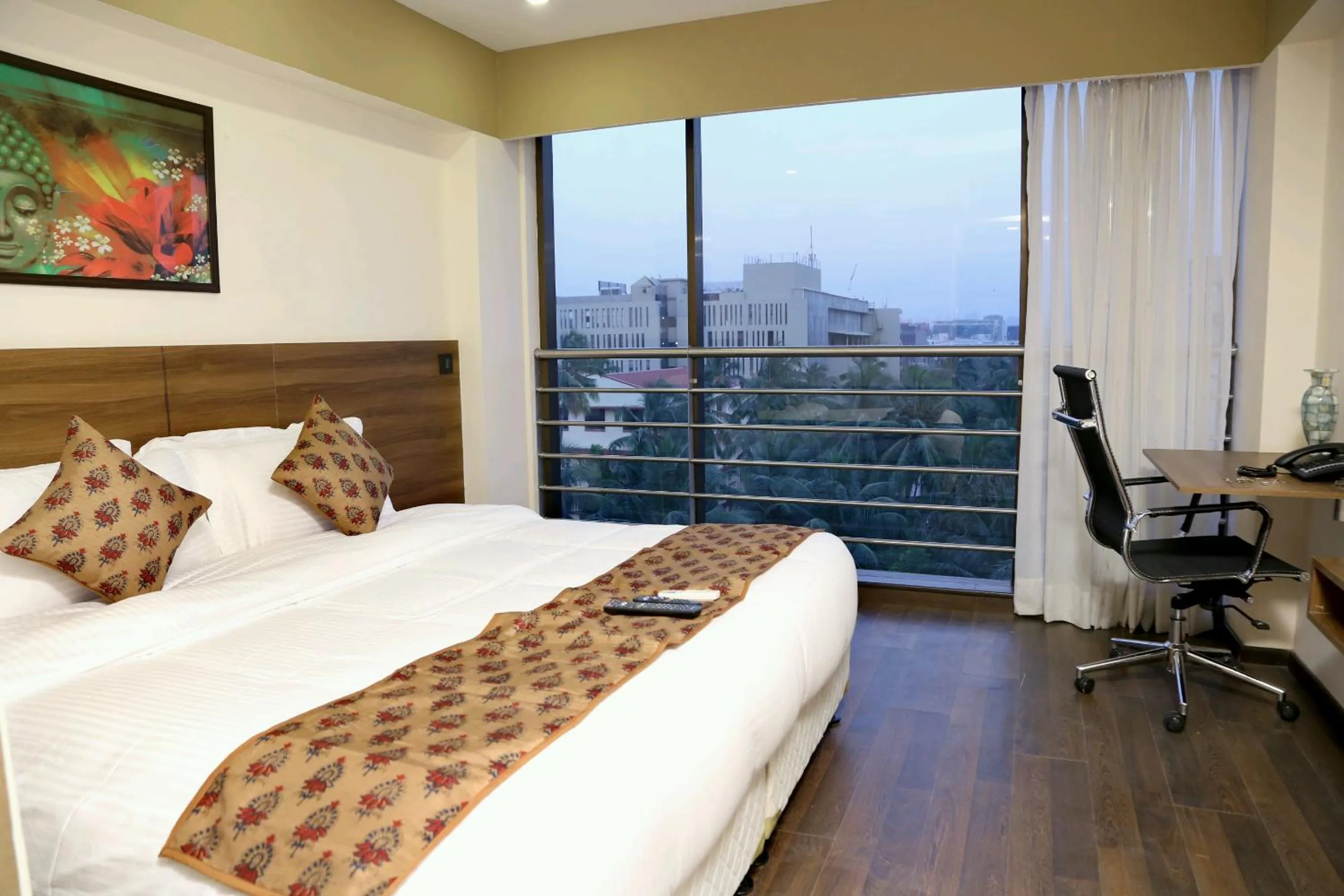 Garden view, Bed in Hotel Mumbai House Andheri East, Mumbai