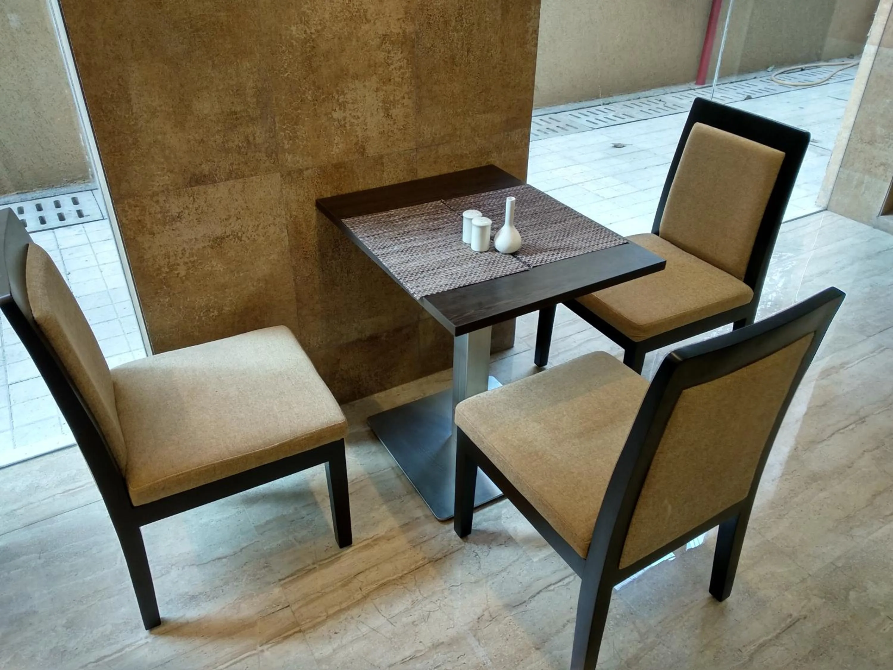 Restaurant/places to eat in Hotel Mumbai House Andheri East, Mumbai