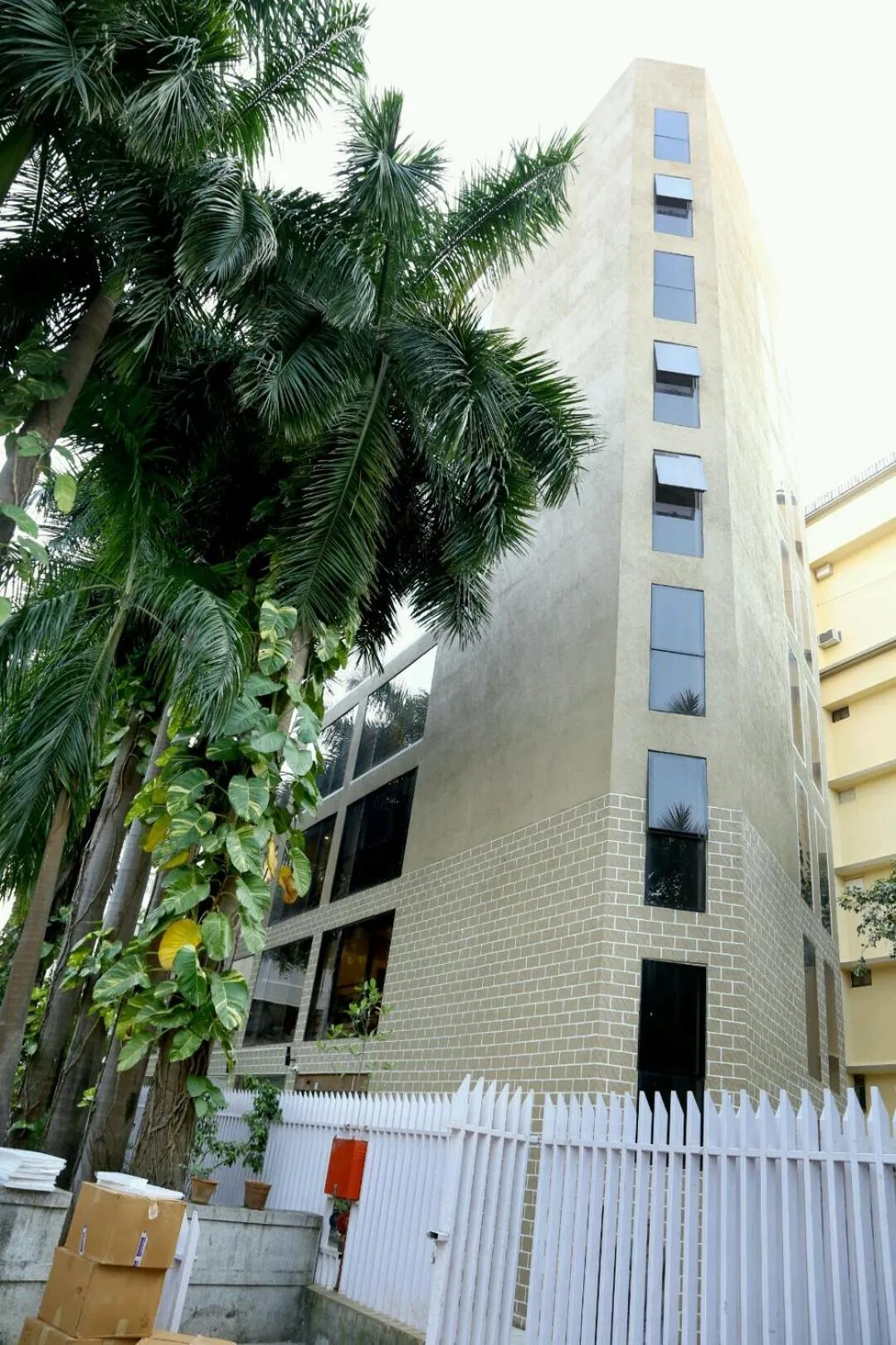 Area and facilities in Hotel Mumbai House Andheri East, Mumbai
