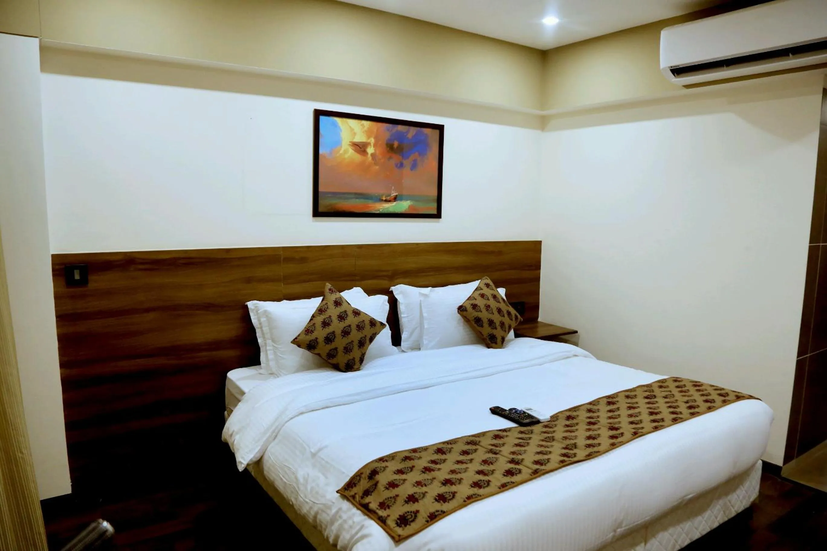 Bed in Hotel Mumbai House Andheri East, Mumbai