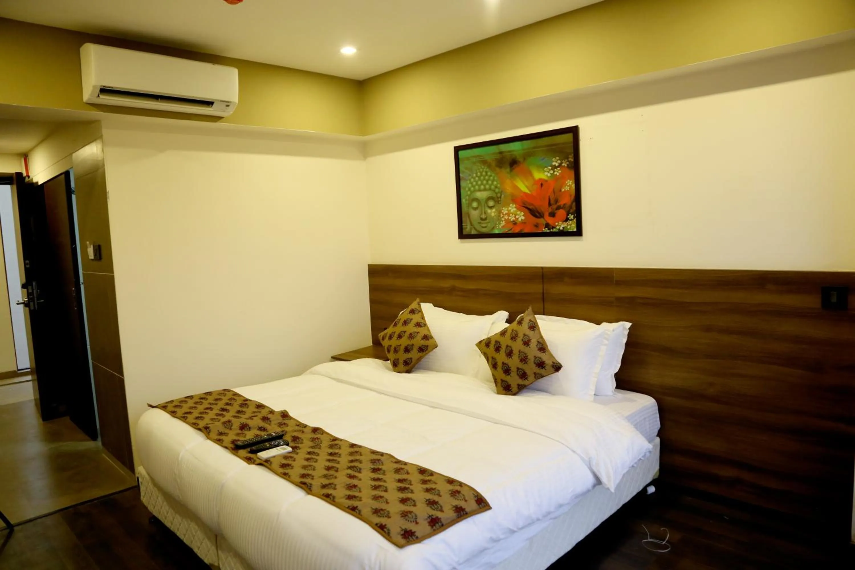 Bedroom, Bed in Hotel Mumbai House Andheri East, Mumbai