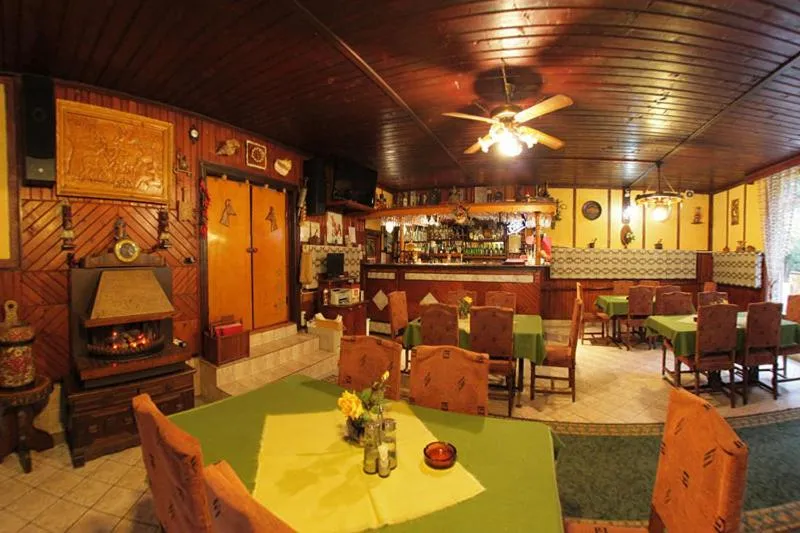 Restaurant/places to eat in Complex Turistic Caprioara