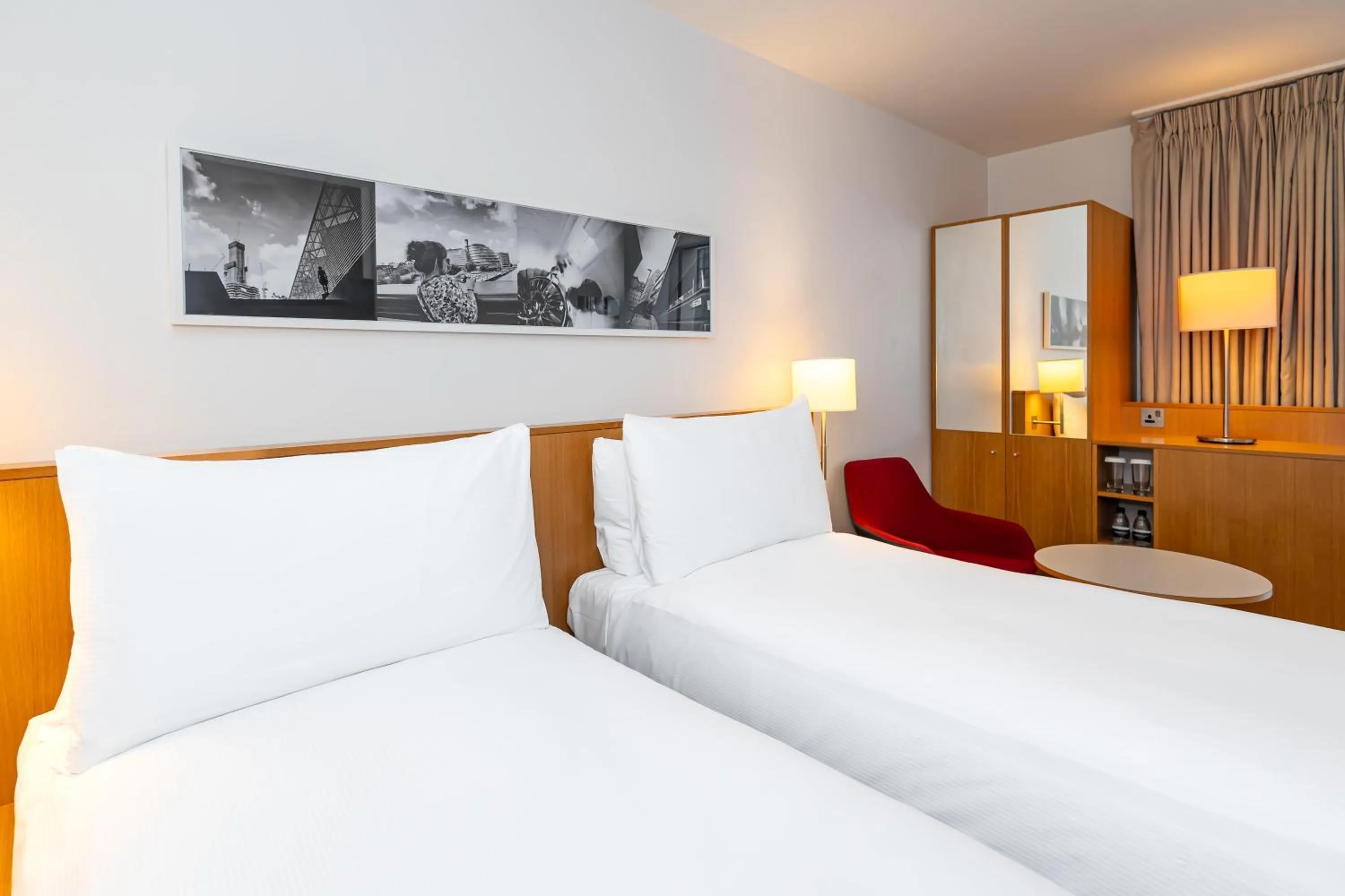 Bed in DoubleTree by Hilton Hotel London - Tower of London