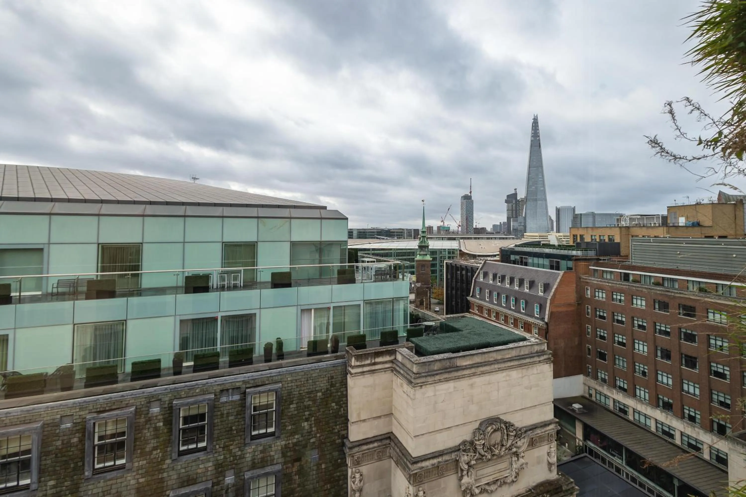 Photo of the whole room in DoubleTree by Hilton Hotel London - Tower of London