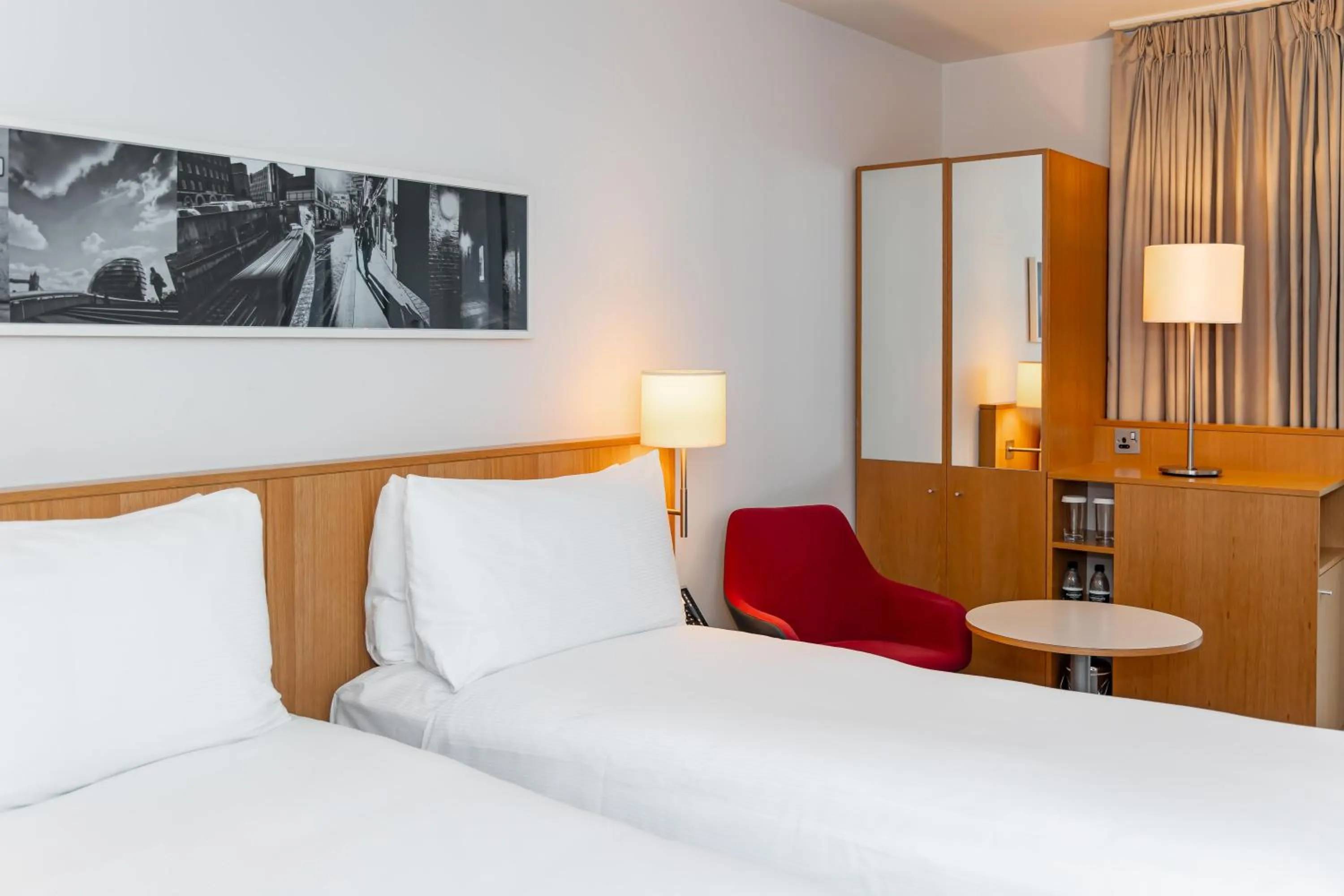 Bed in DoubleTree by Hilton Hotel London - Tower of London