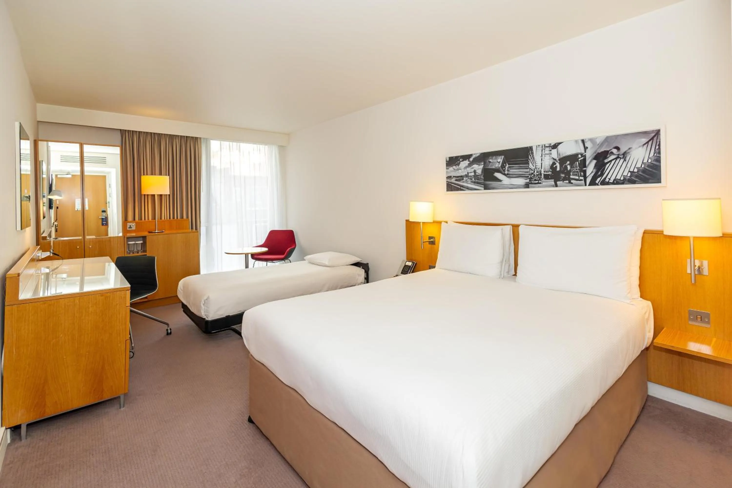 Bed in DoubleTree by Hilton Hotel London - Tower of London