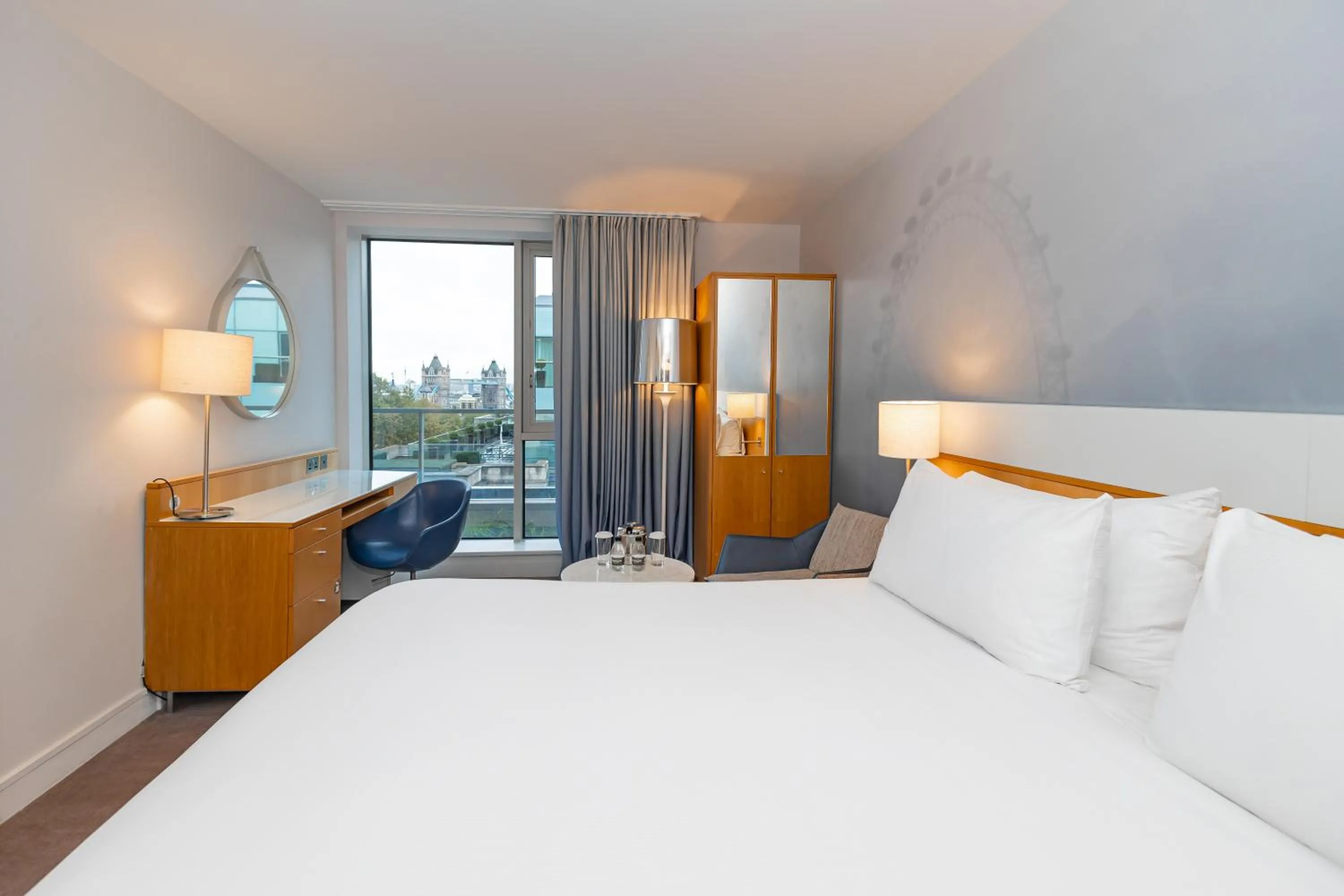 View (from property/room), Bed in DoubleTree by Hilton Hotel London - Tower of London