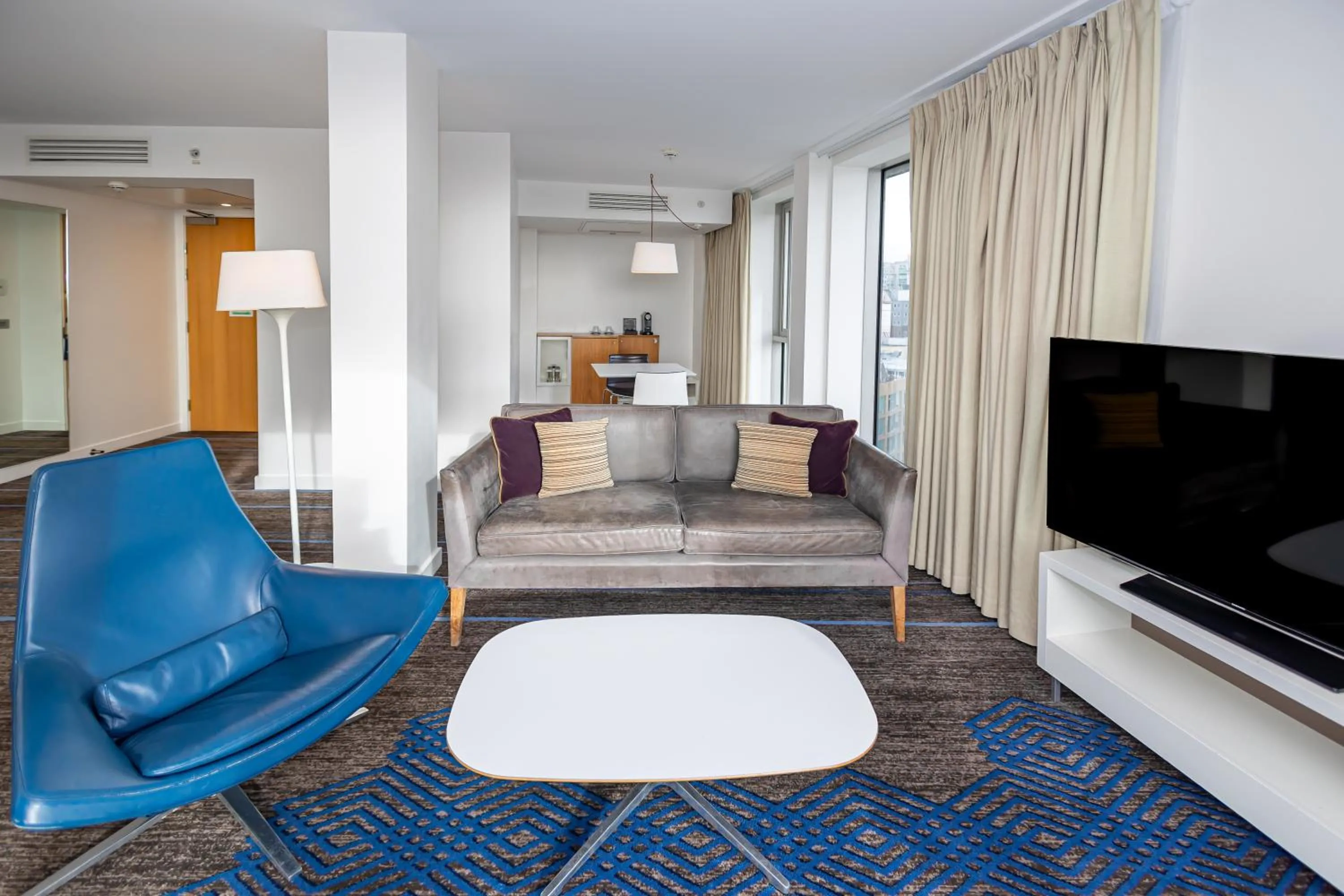 Living room in DoubleTree by Hilton Hotel London - Tower of London