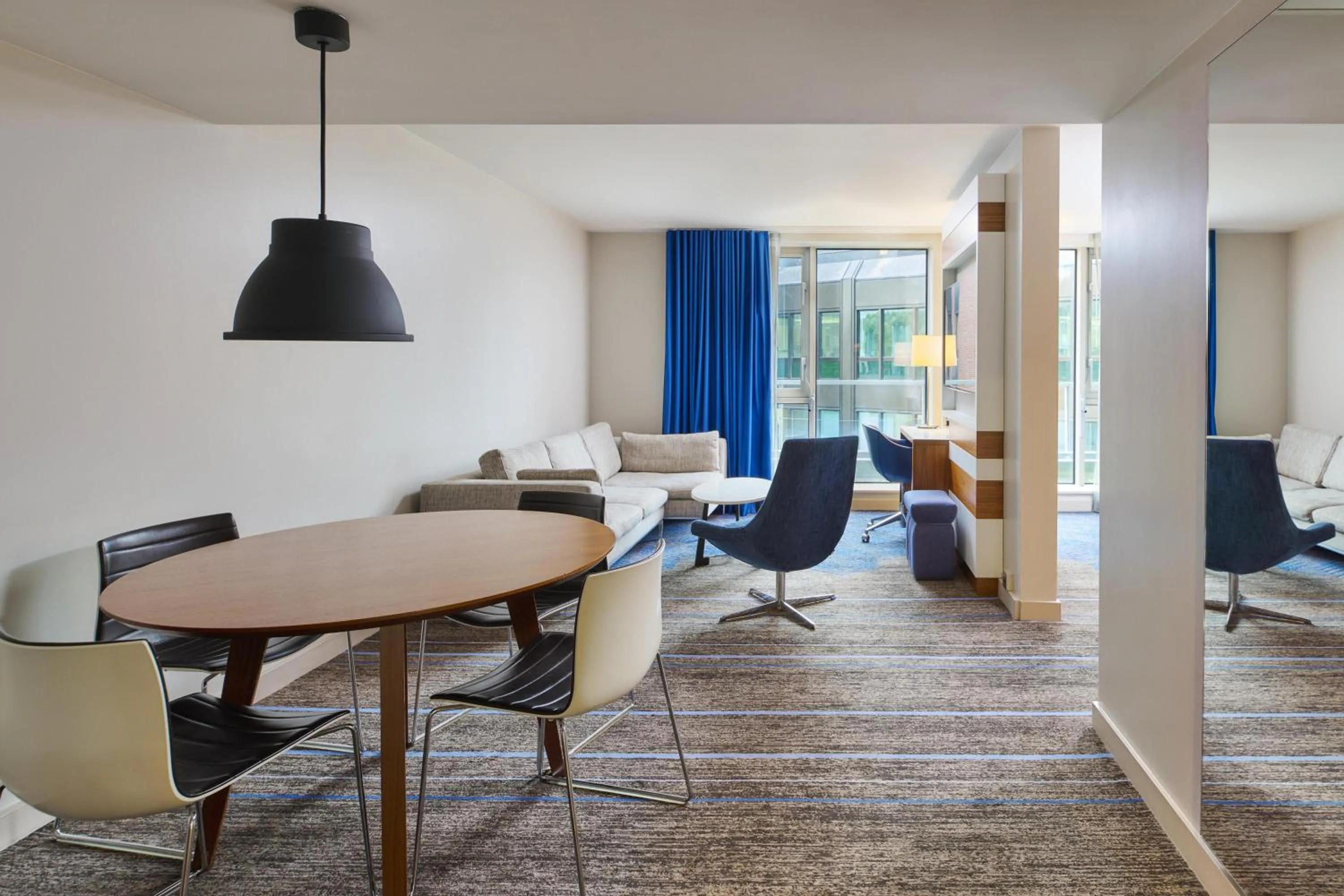 Living room in DoubleTree by Hilton Hotel London - Tower of London