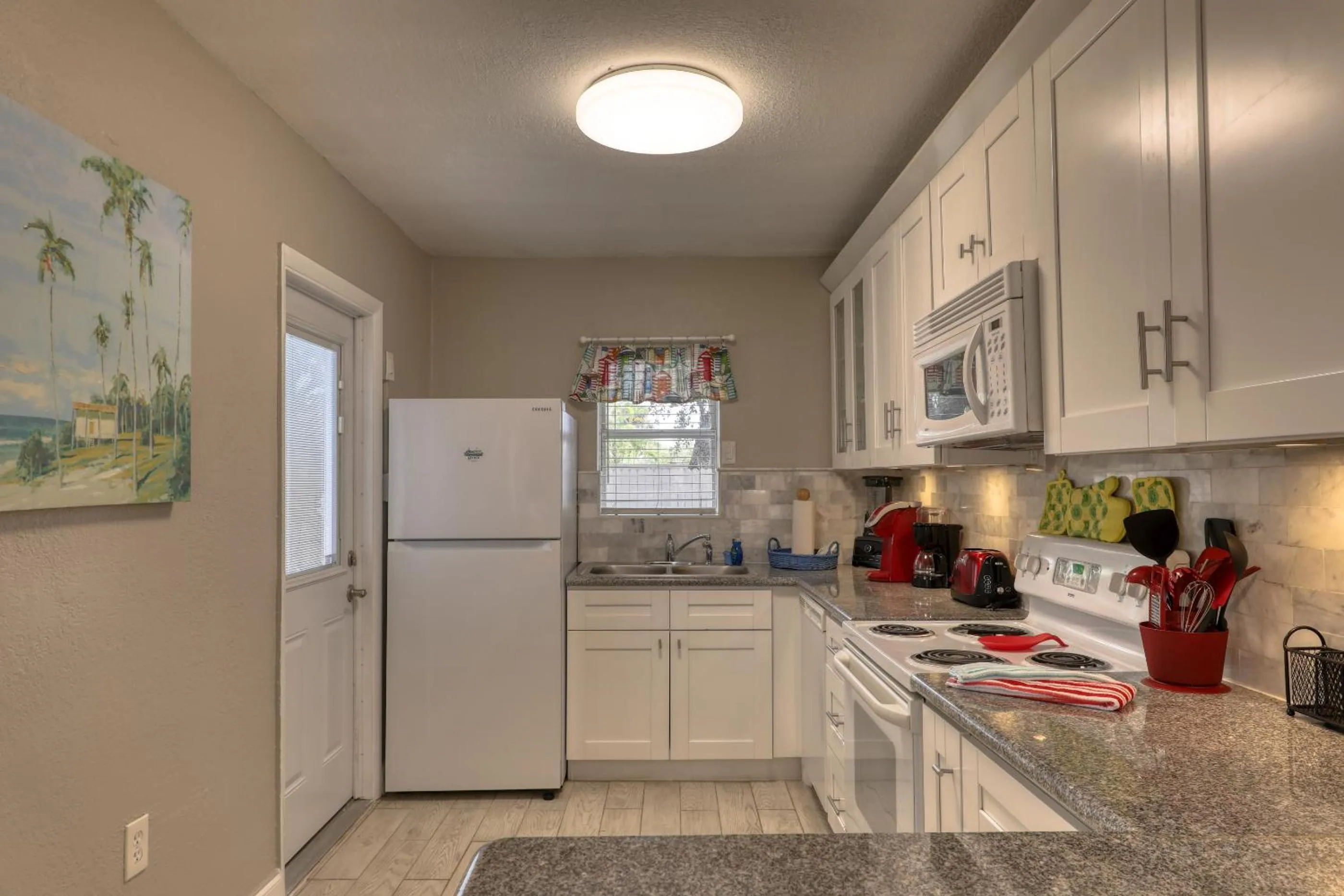 kitchen in BeachTrail Lodging