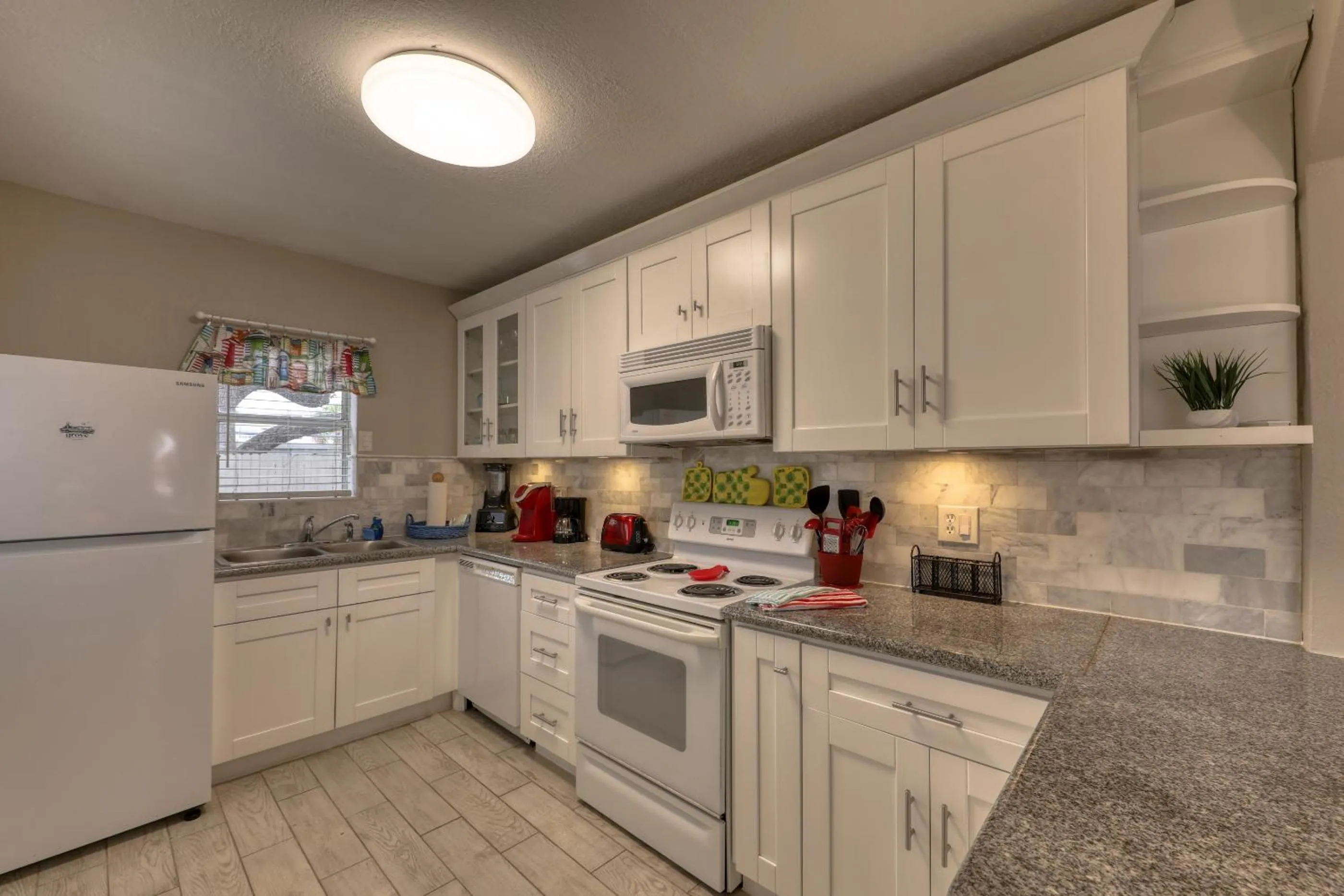 kitchen in BeachTrail Lodging
