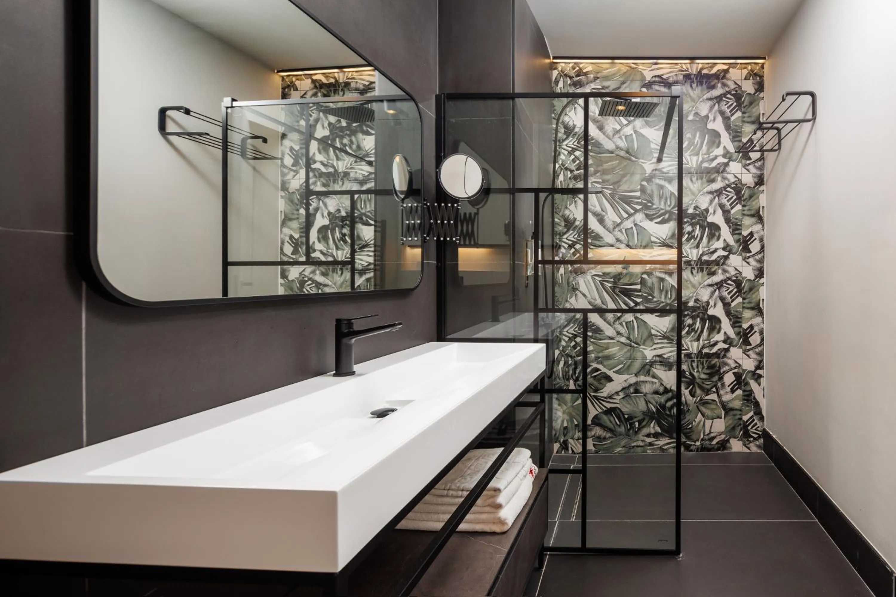 Shower in Bucharest Comfort Suites Hotel