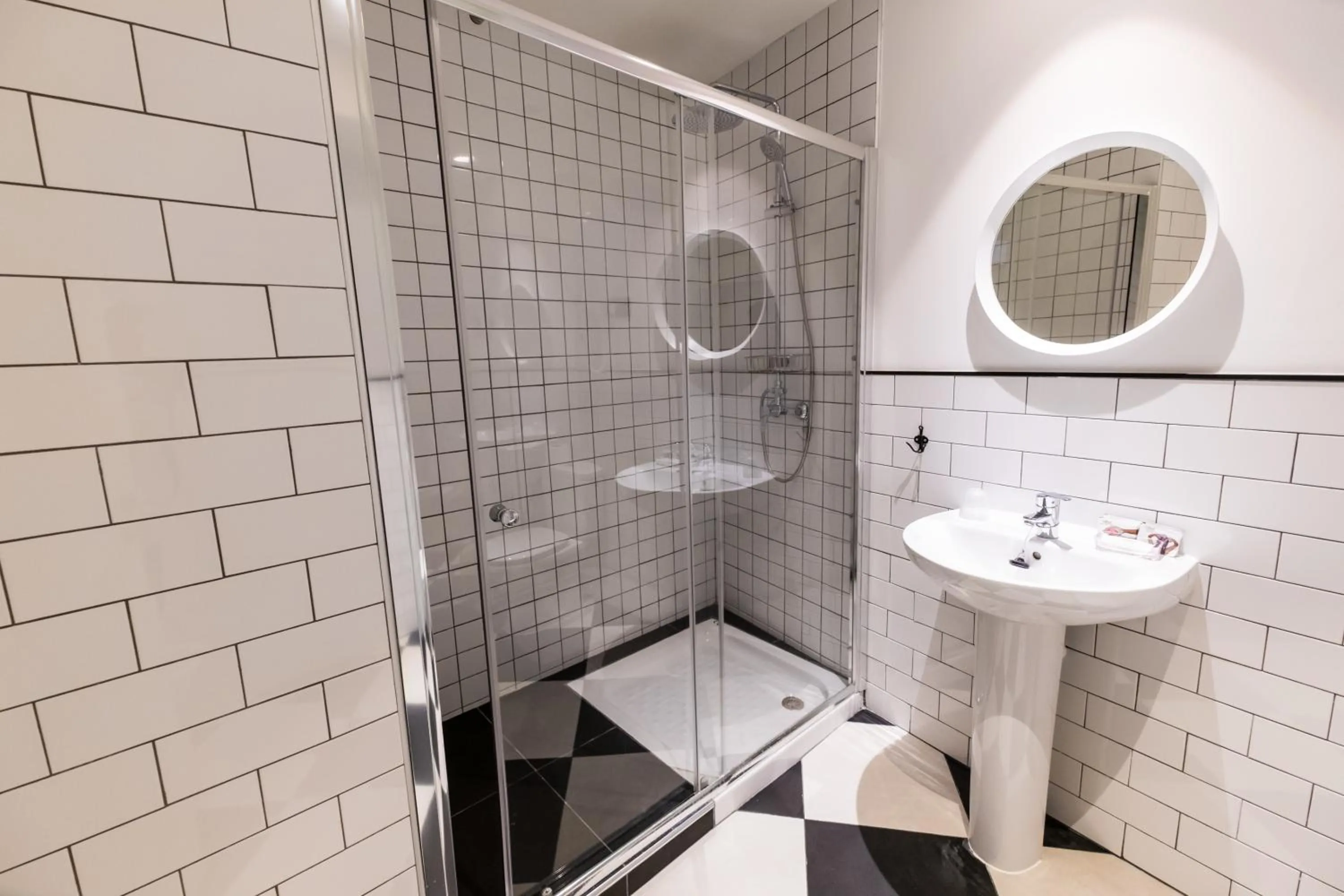 Shower in Far Home Bernabeu