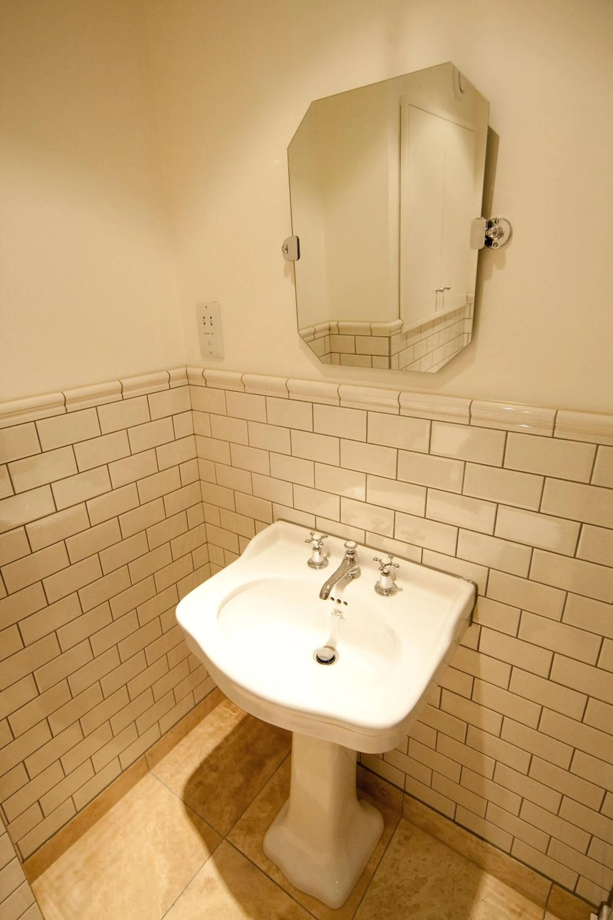 Bathroom in Kennington B & B