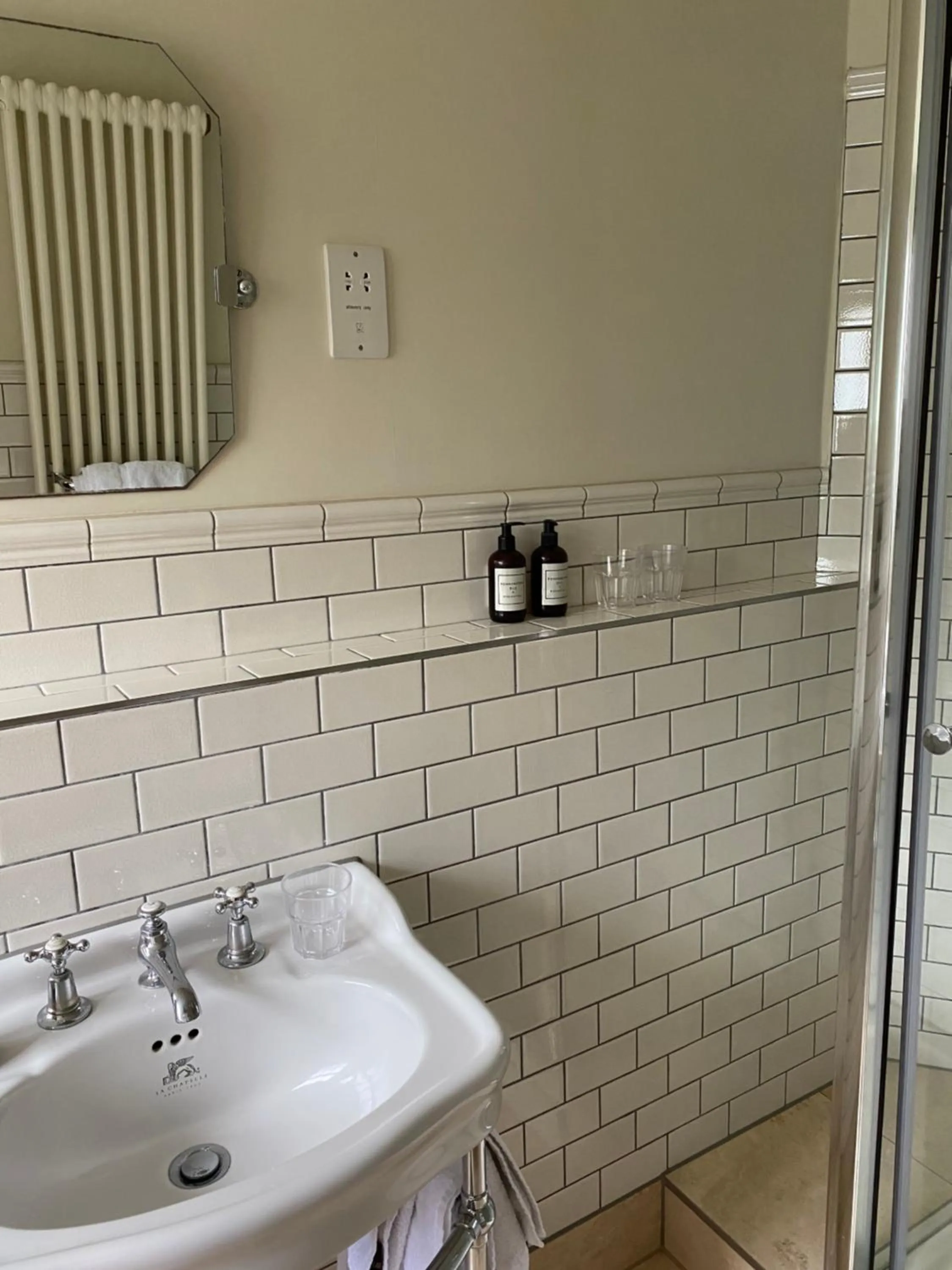 Bathroom in Kennington B & B