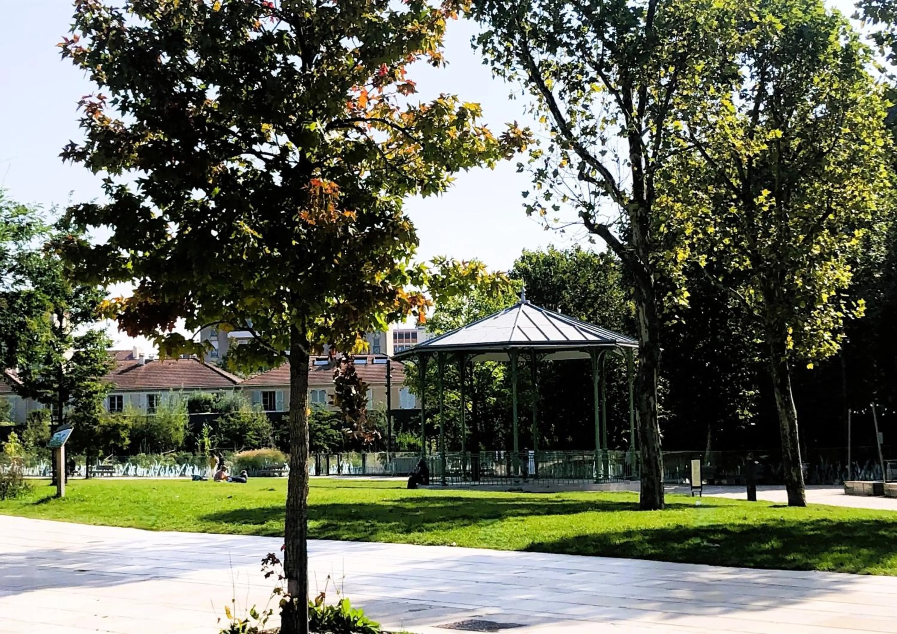 Property building in Hotel Sixteen Paris Montrouge