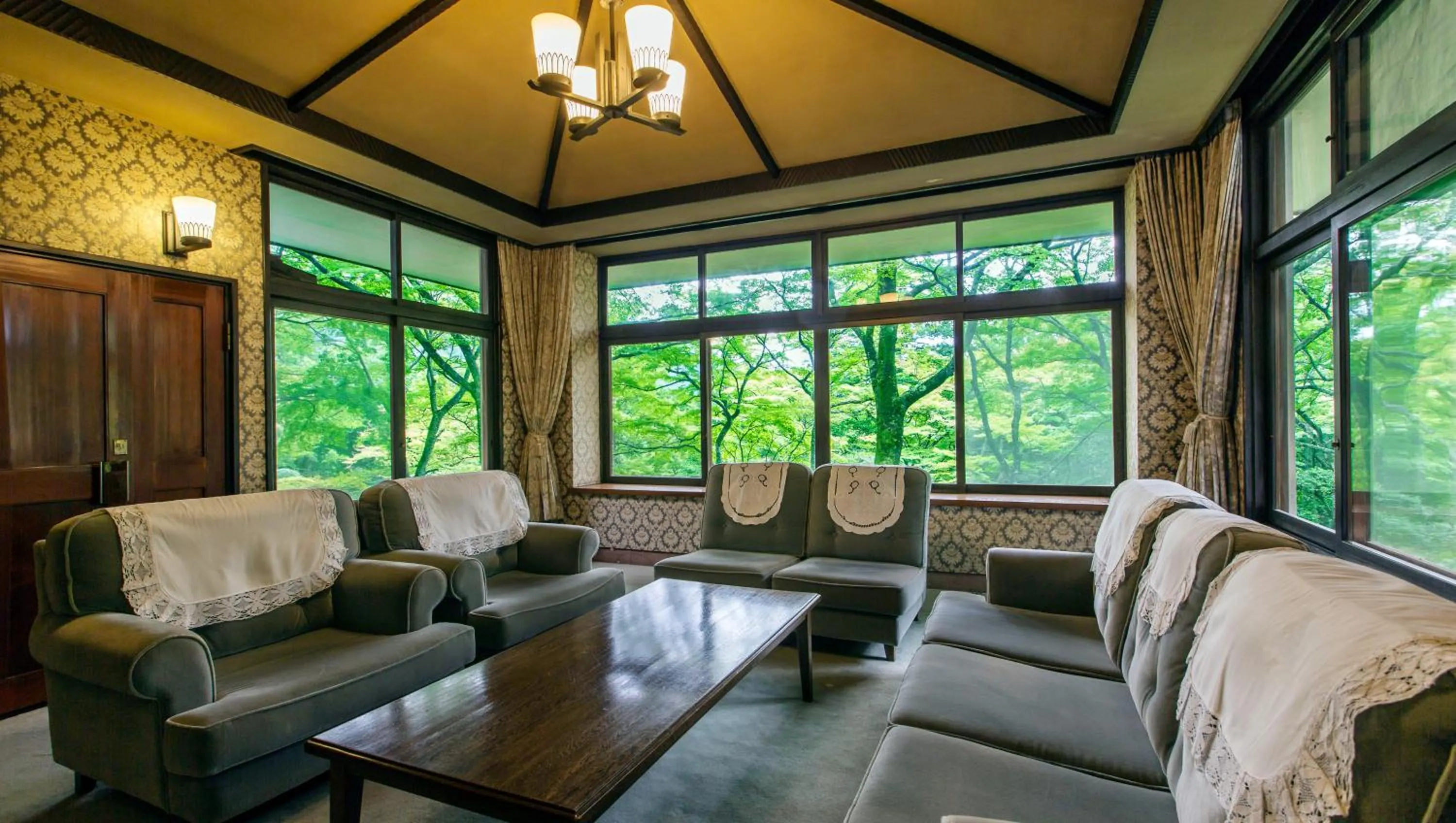 Hot Spring Bath in Gora Kansuiro