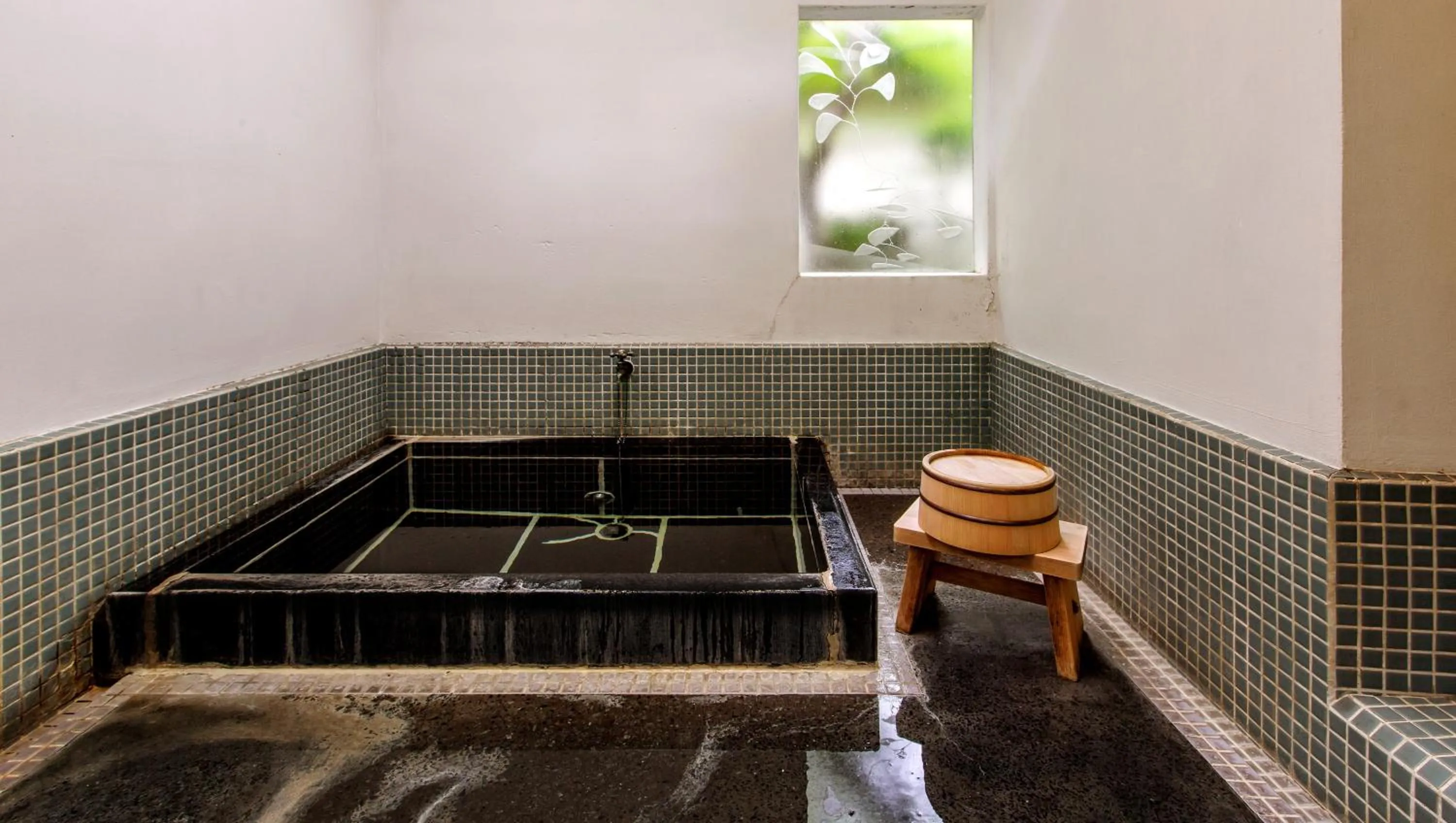 Hot Spring Bath in Gora Kansuiro